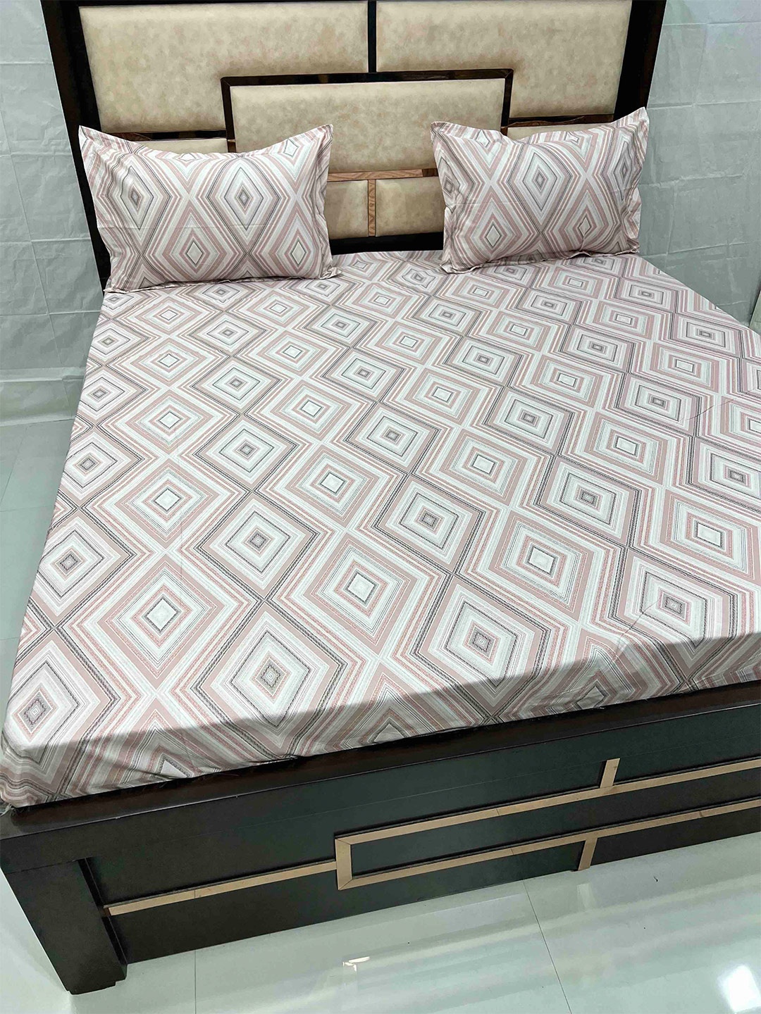 

Pure Decor White & Beige Geometric 500 TC Super King Bedsheet with 2 Pillow Covers