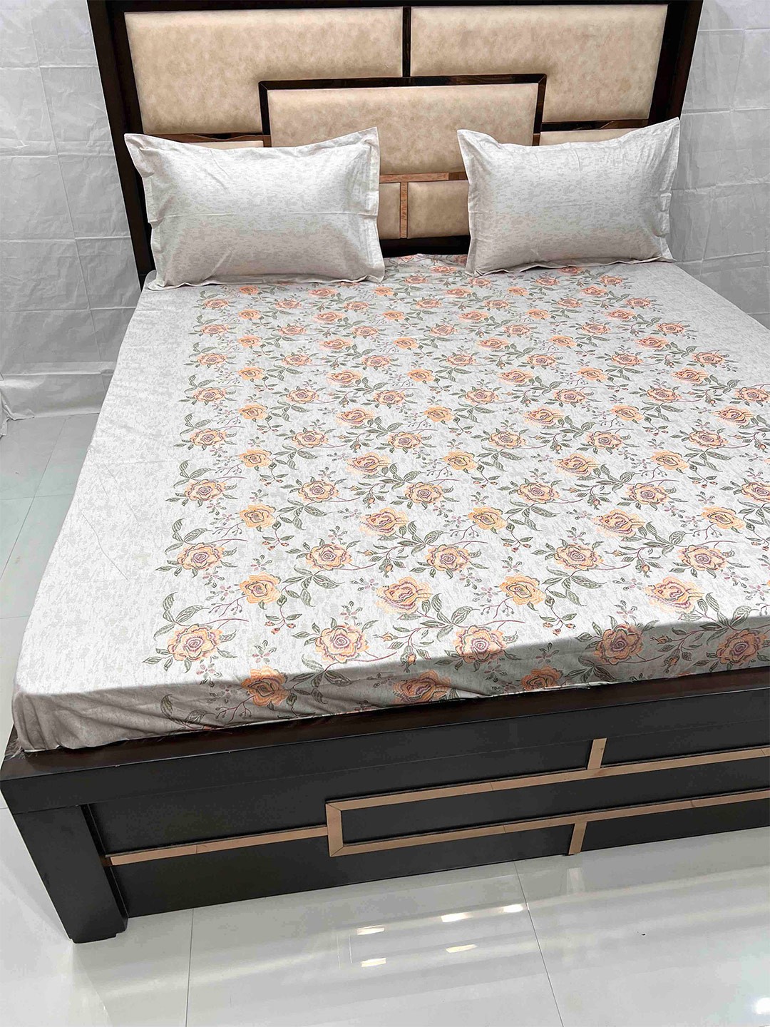 

Pure Decor Divine Fur White & Brown Floral 500 TC Super King Bedsheet with 2 Pillow Covers
