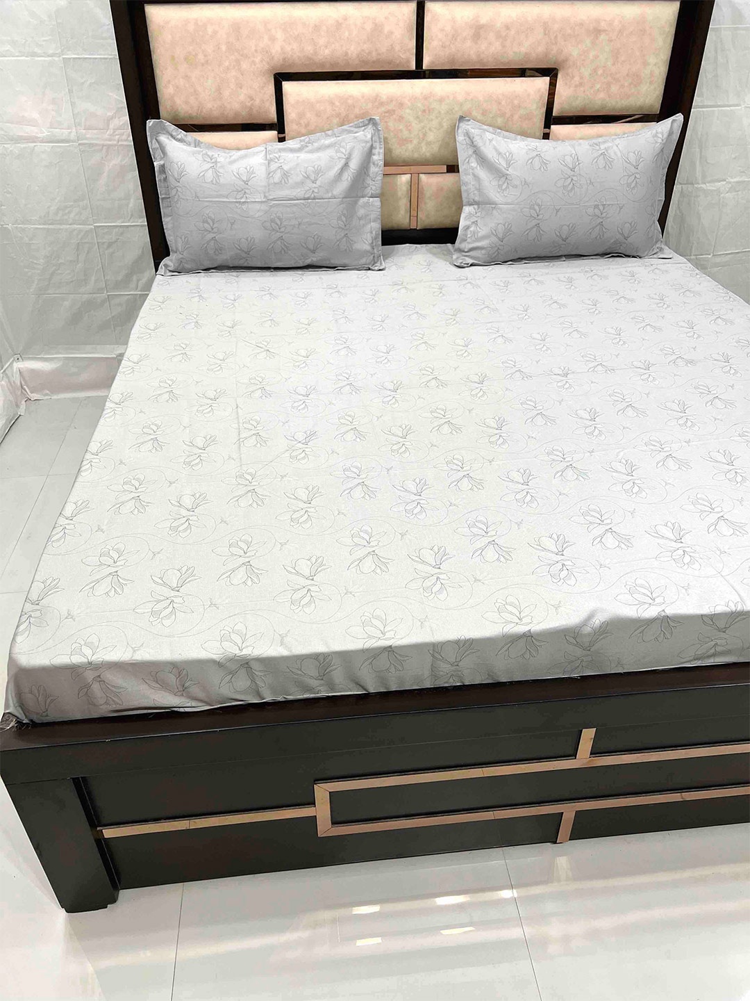 

Pure Decor Divine Fur Grey Floral Super King Bedsheet with 2 Pillow Covers