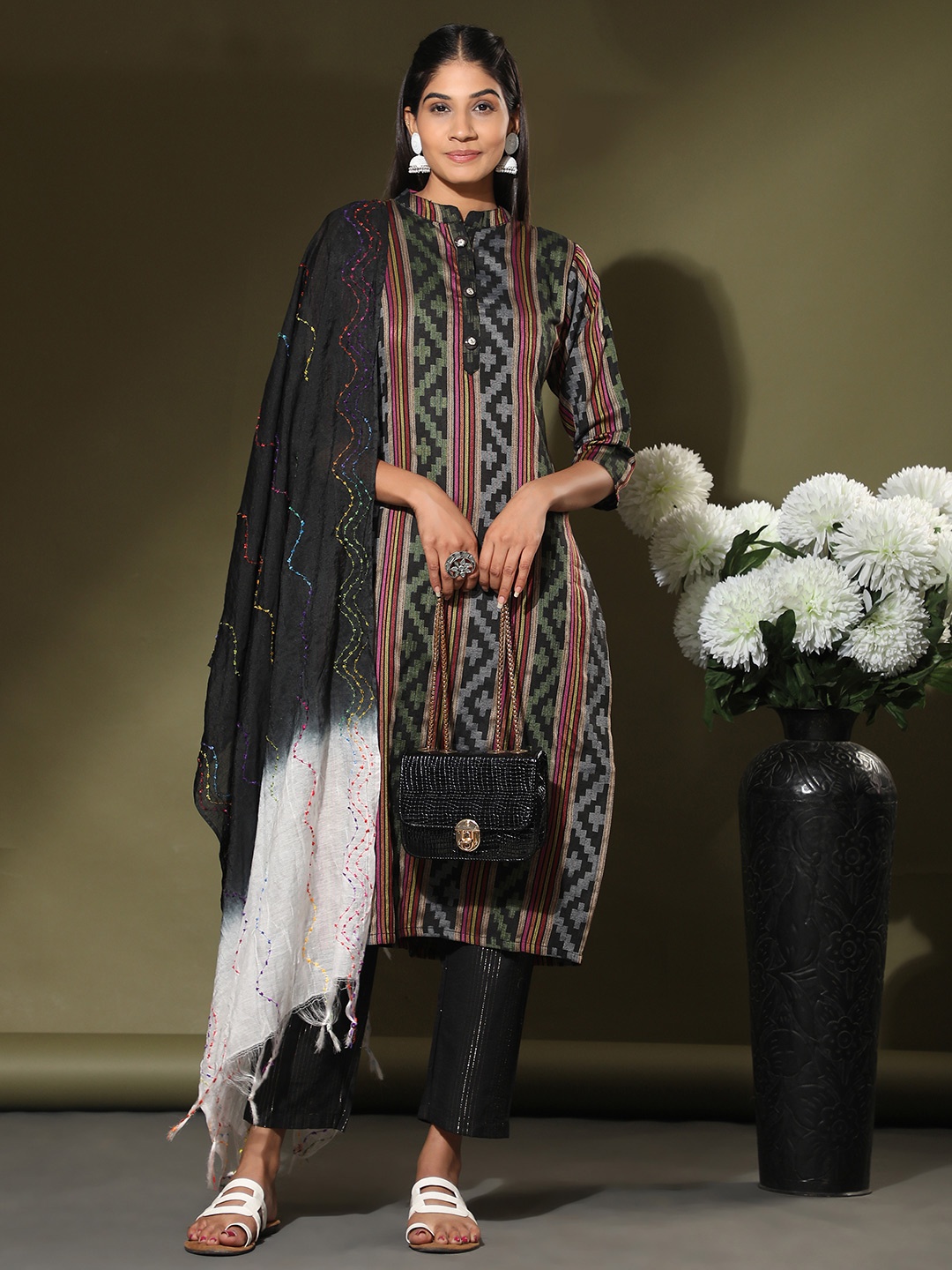 

Vbuyz Women Printed Kurta with Trousers & With Dupatta, Black