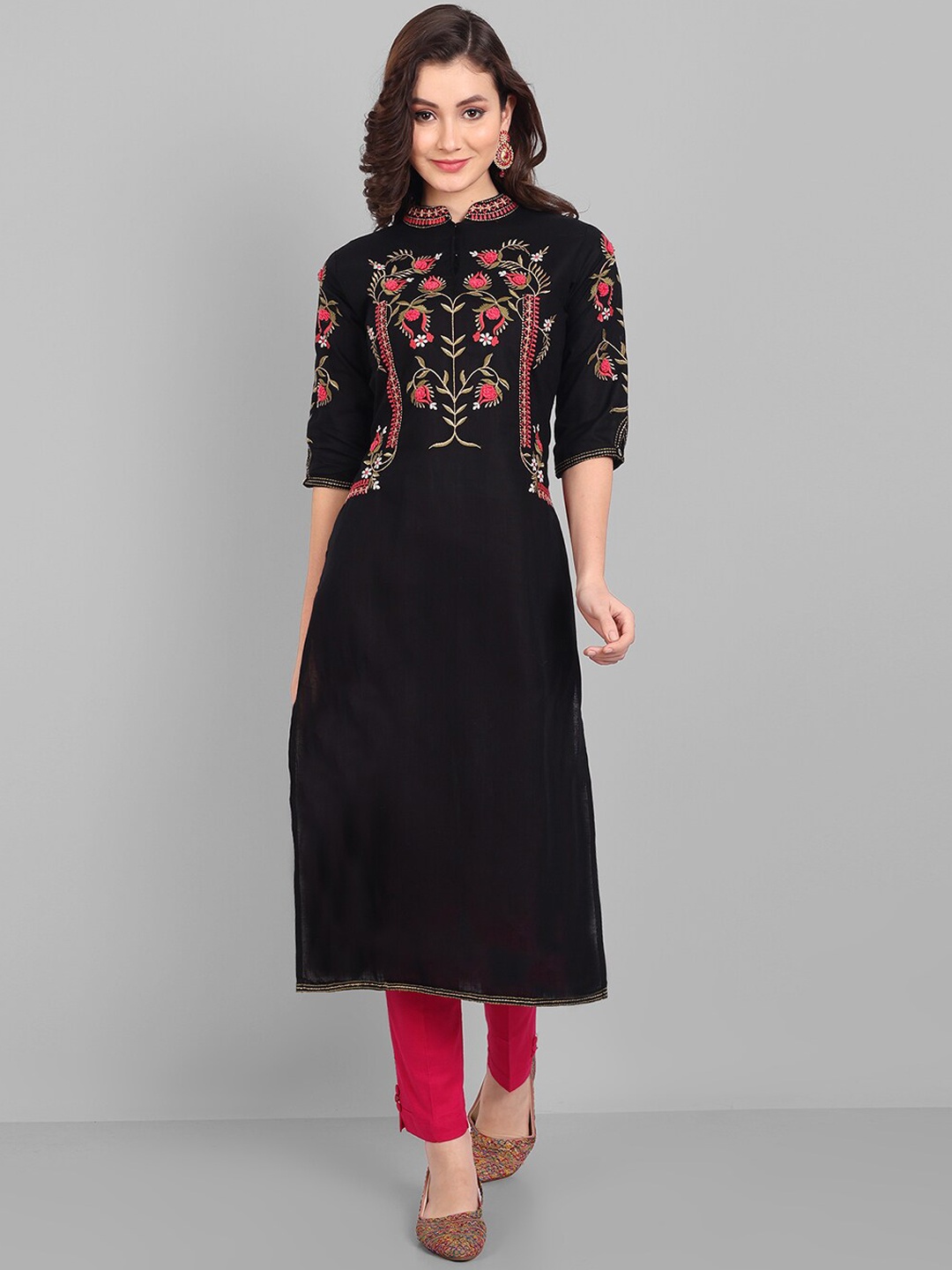 

Pakiza Floral Embroidered Thread Work Mandarin Collar Regular Cotton Kurta, Black