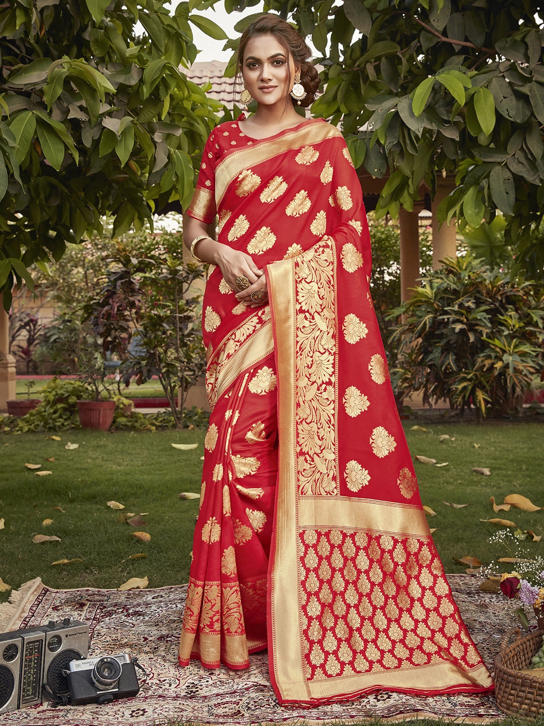 

MiteraWoven Design Zari Silk Blend Bagh Saree, Red
