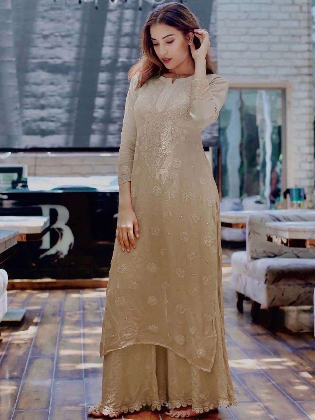 

LABEL AISHWARYRIKA Women Cream-Coloured Floral Embroidered Silk Georgette Kurta with Palazzos