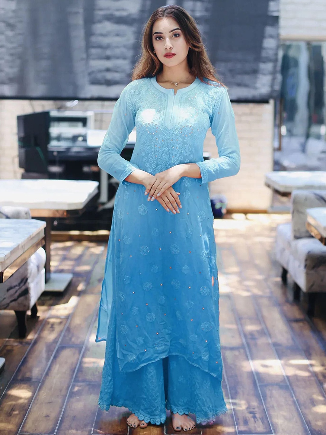 

LABEL AISHWARYRIKA Women Blue Embroidered Handloom Georgette Kurta