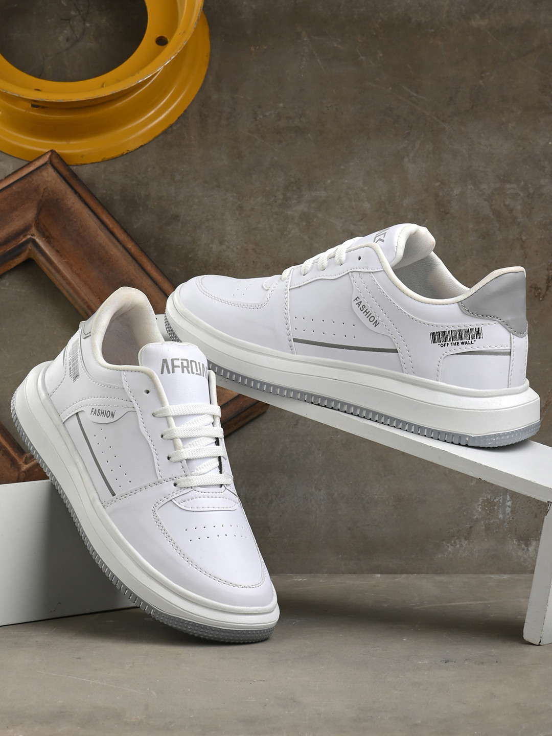 

AfroJack Men Perforations Sneakers, White