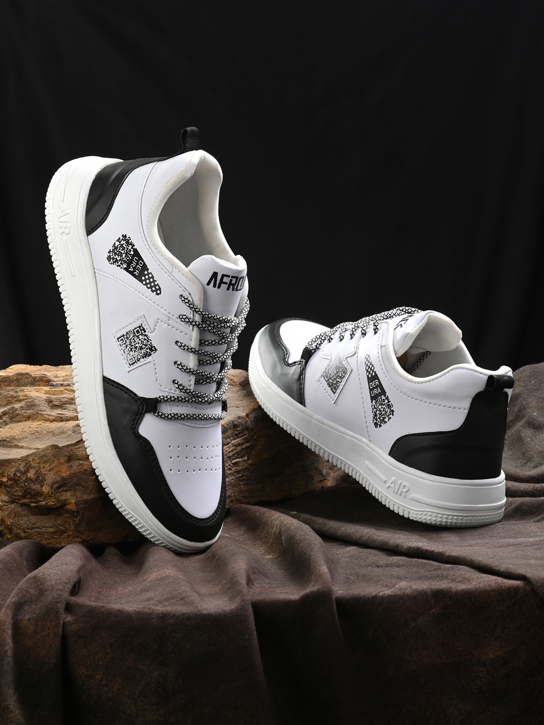 

AfroJack Men Colourblocked Sneakers, White