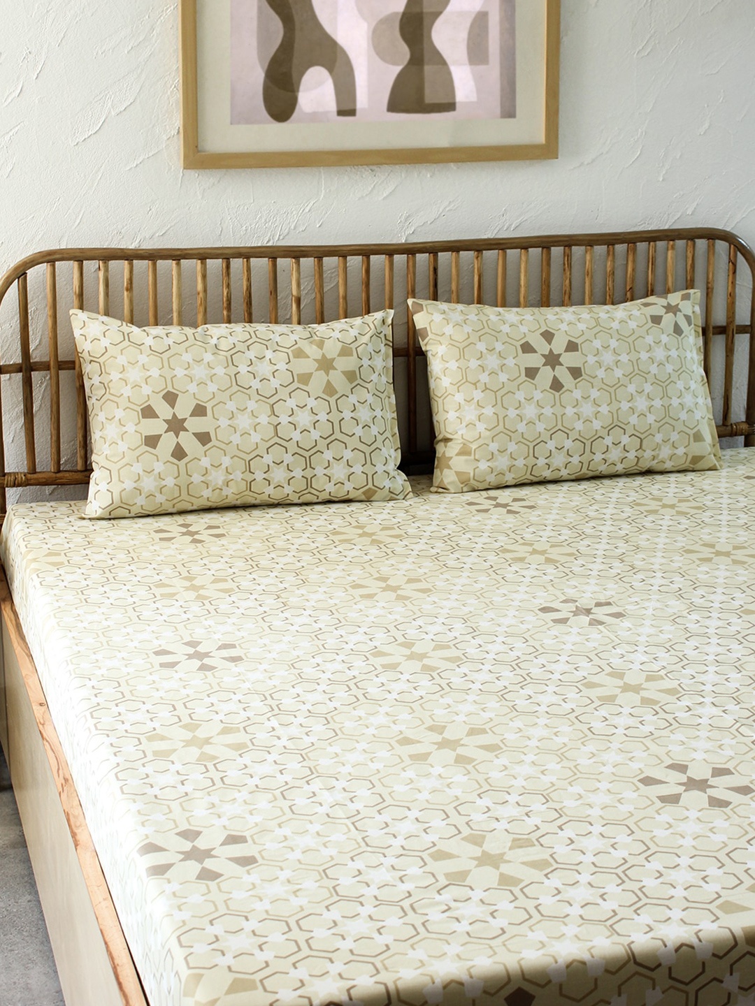 

House This Beige & White Geometric 144 TC Cotton King Bedsheet with 2 Pillow Covers