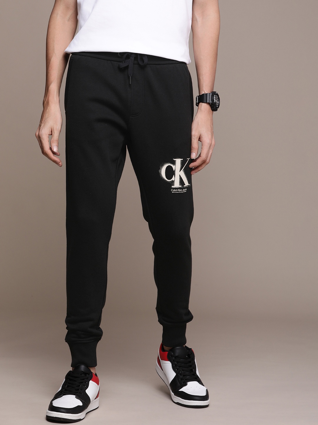 

Calvin Klein Jeans Men Mid-Rise Joggers With Typography Printed Detail, Black