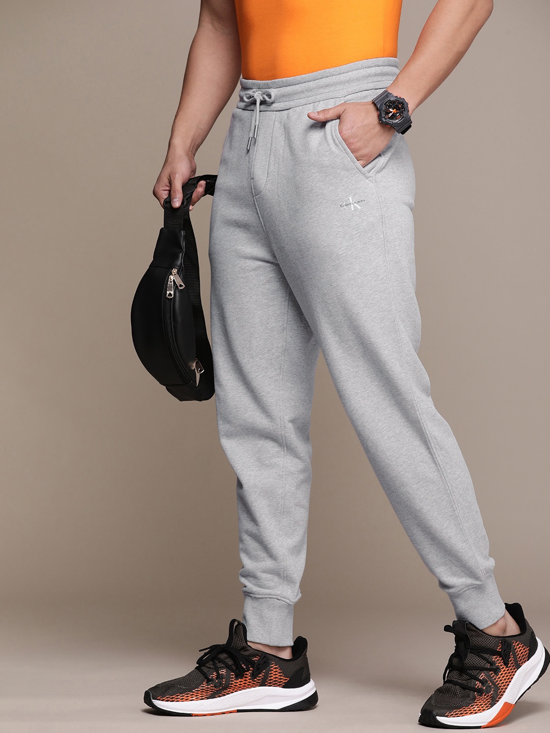 

Calvin Klein Jeans Men Brand Logo Detail Mid-Rise Pure Cotton Joggers, Grey