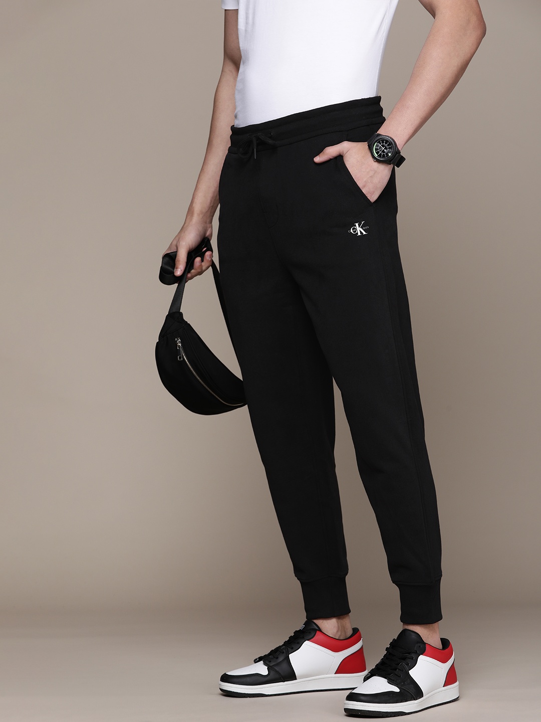 

Calvin Klein Jeans Men Brand Logo Printed detail Pure Cotton Joggers, Black