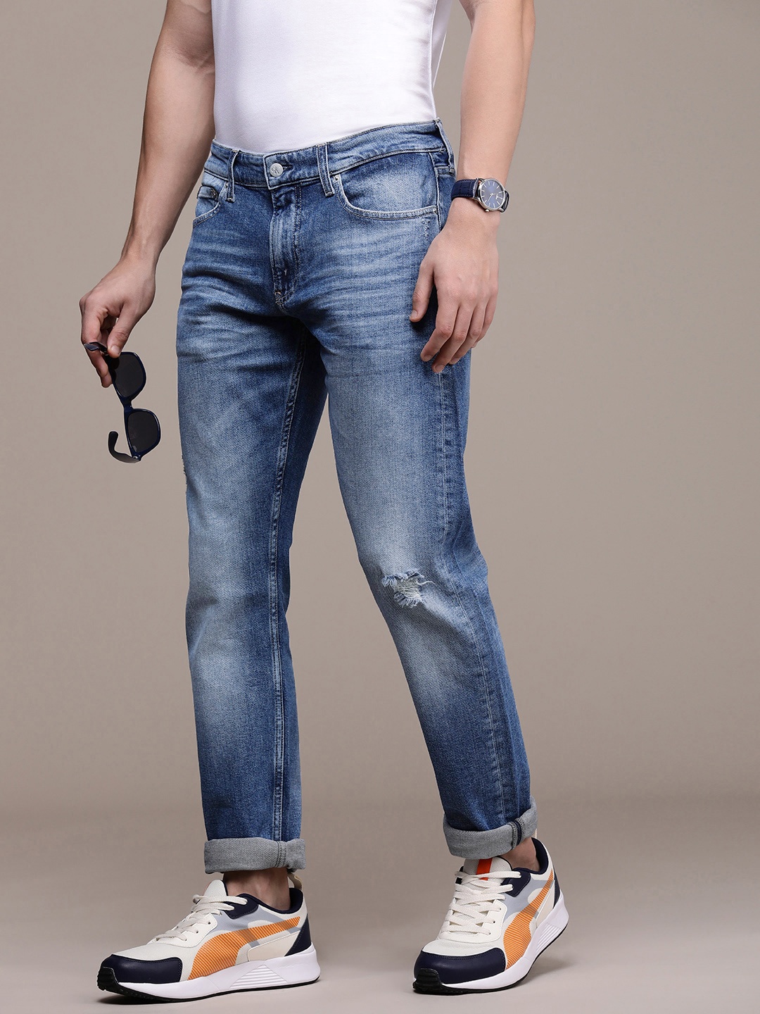 

Calvin Klein Jeans Men Slim Fit Mildly Distressed Heavy Fade Stretchable Jeans, Blue