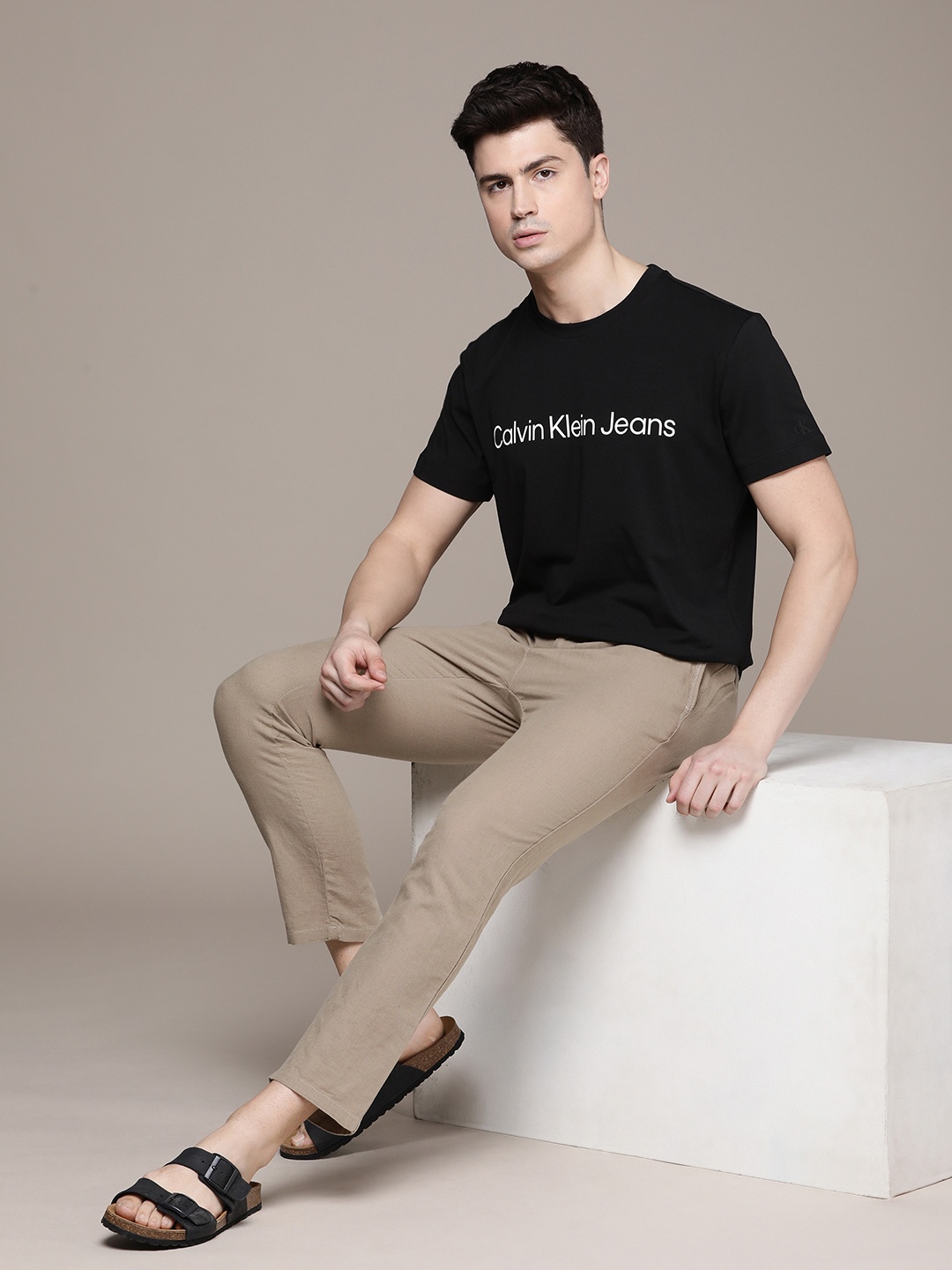 

Calvin Klein Jeans Men Round Neck Brand Logo T-shirt, Black