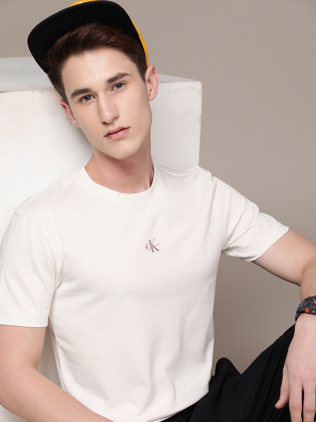 

Calvin Klein Jeans Men Pure Cotton T-shirt, Off white