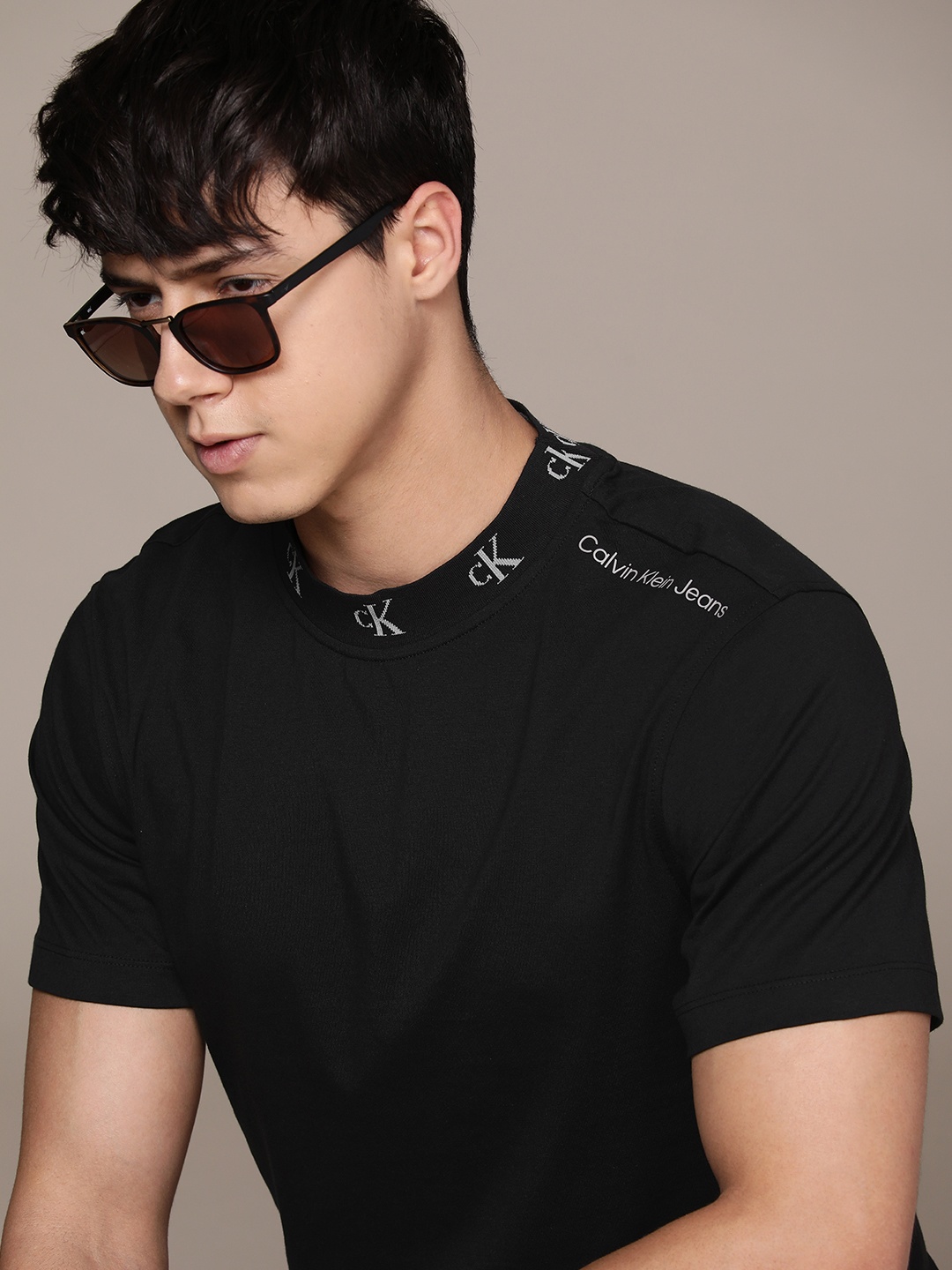 

Calvin Klein Jeans Men Brand Logo Pure Cotton T-shirt, Black