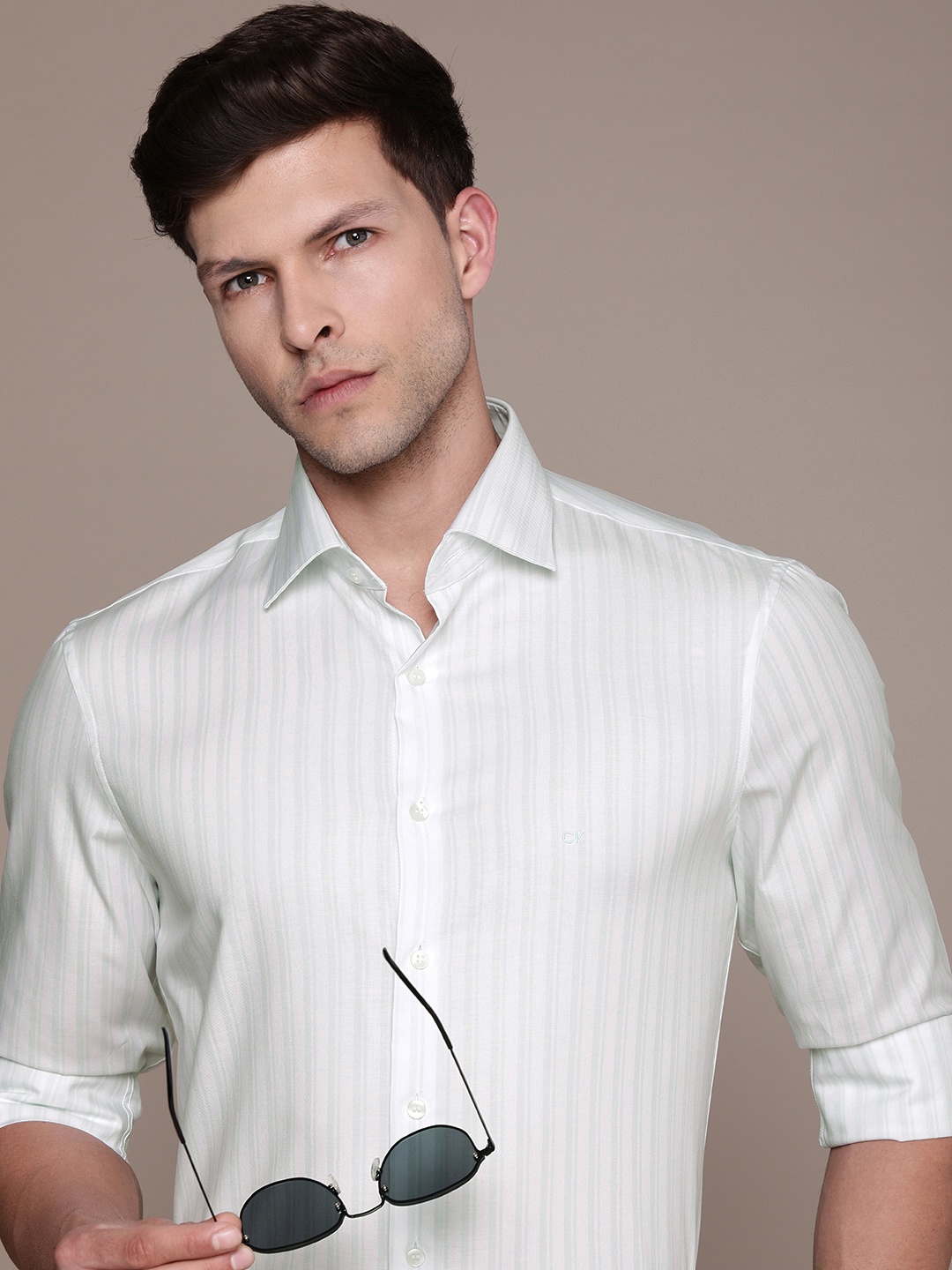 

Calvin Klein Jeans Men Skinny Fit Striped Pure Cotton Casual Shirt, White