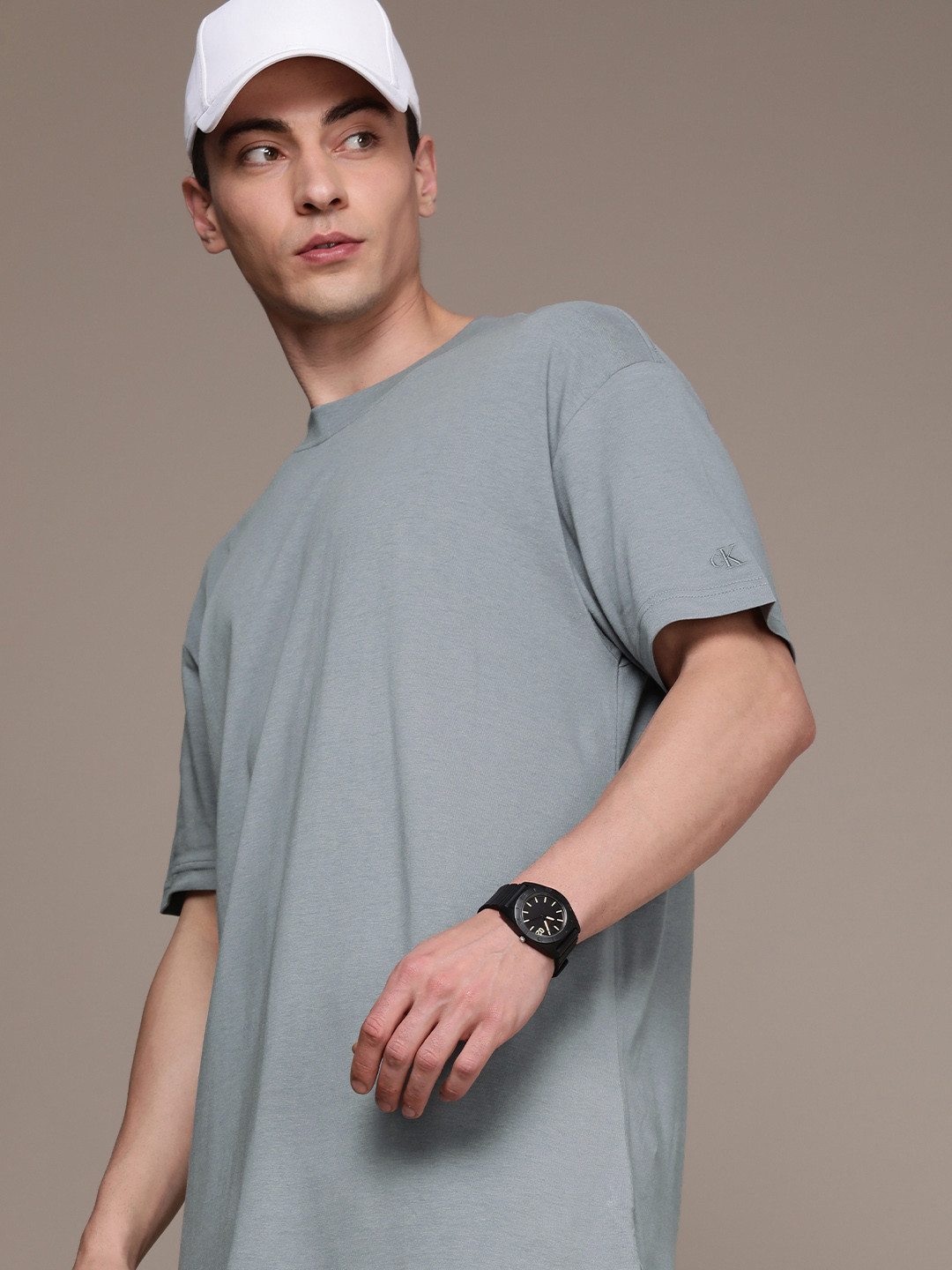 

Calvin Klein Jeans Men Drop-Shoulder Sleeves Long Longline T-shirt, Grey