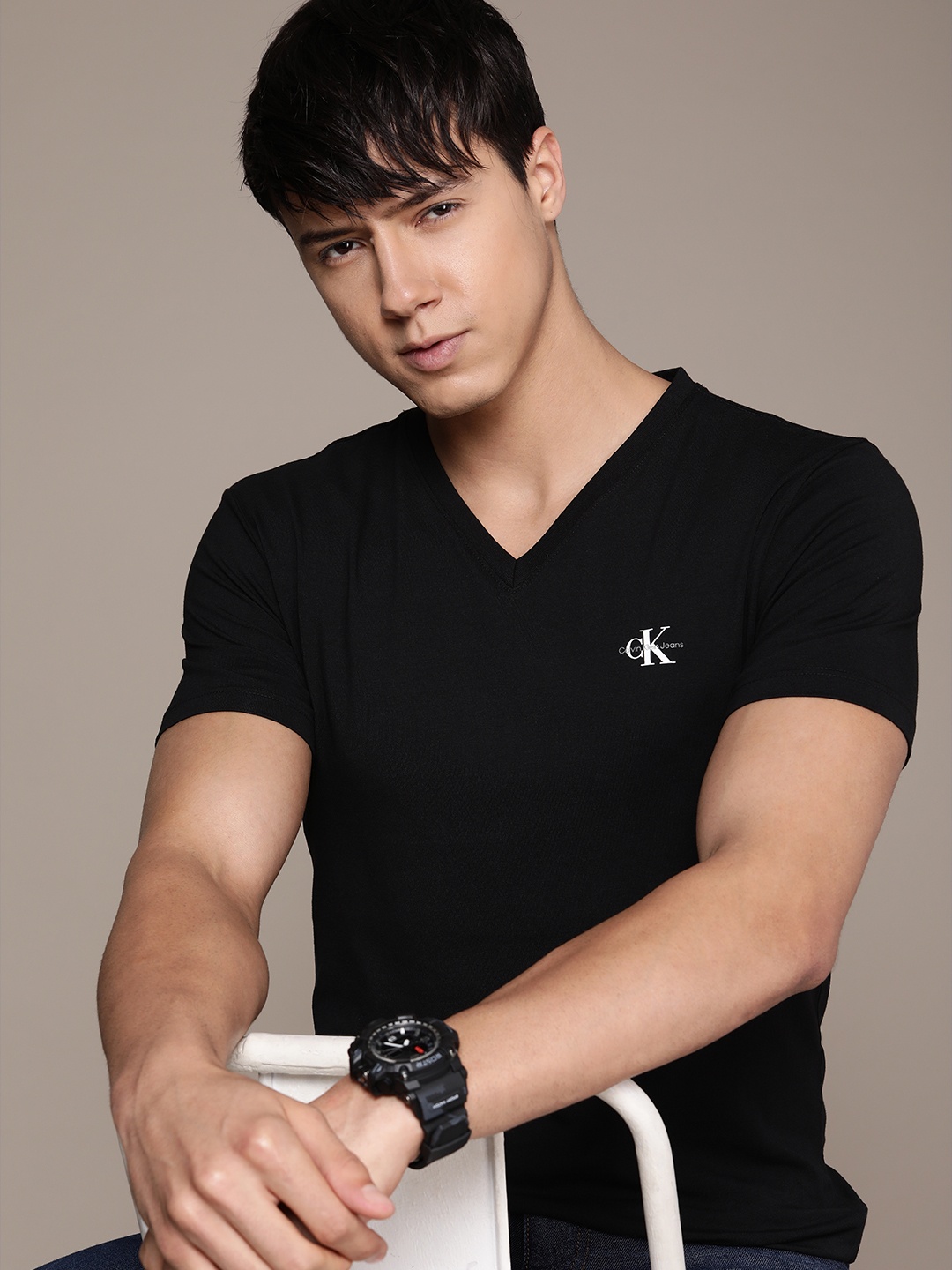 

Calvin Klein Jeans Men V-Neck Slim Fit T-shirt, Black