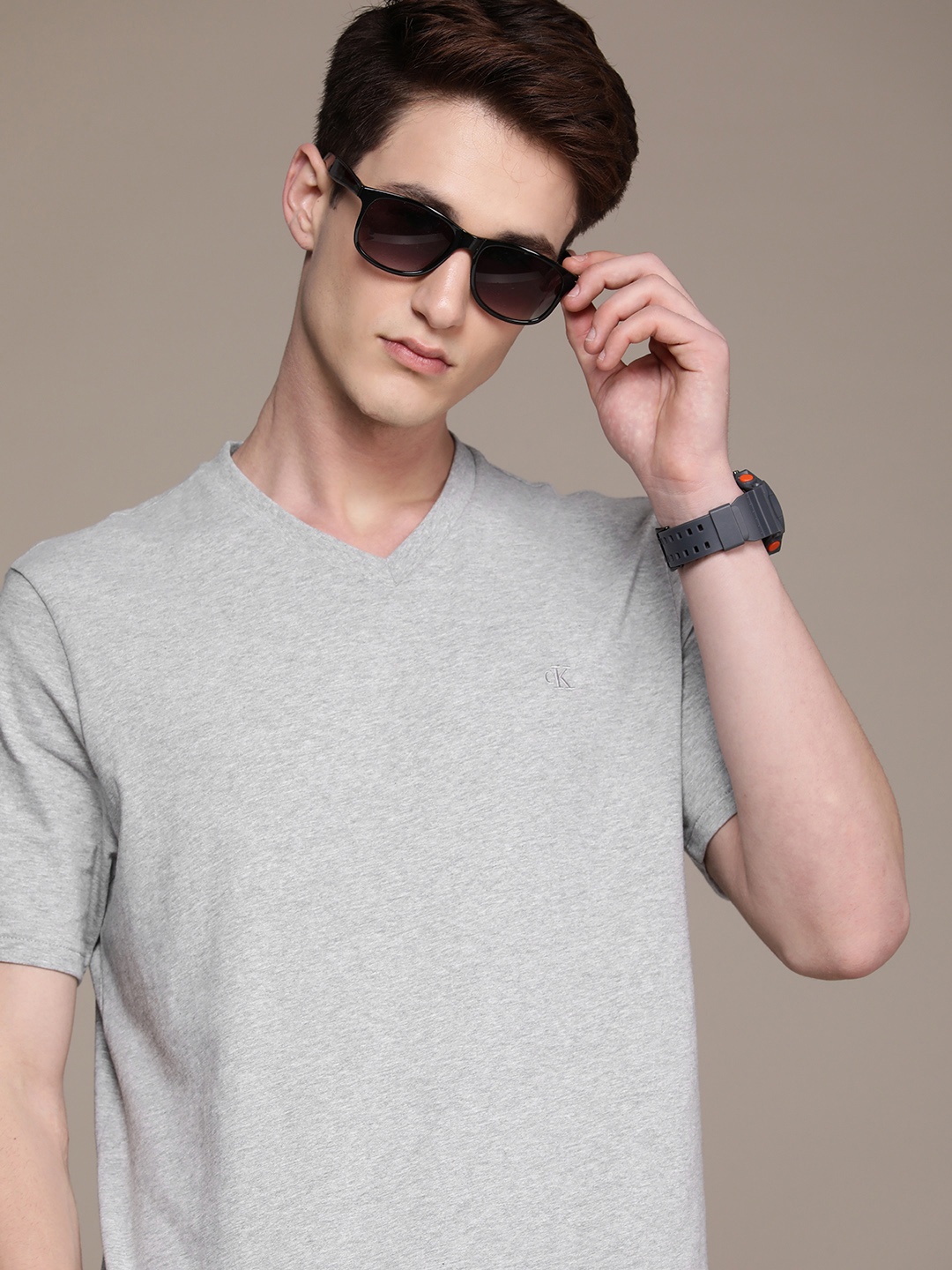 

Calvin Klein Jeans Men V-Neck Pure Cotton T-shirt, Grey
