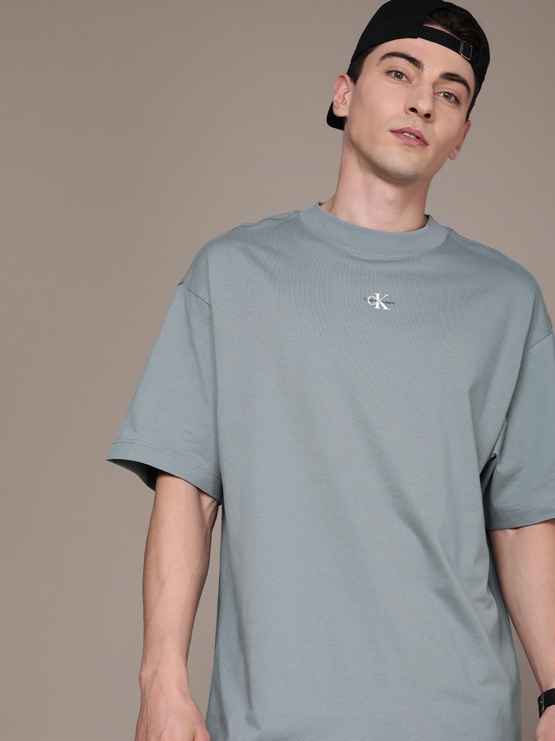 

Calvin Klein Jeans Men Pure Cotton Drop-Shoulder Sleeves T-shirt, Grey