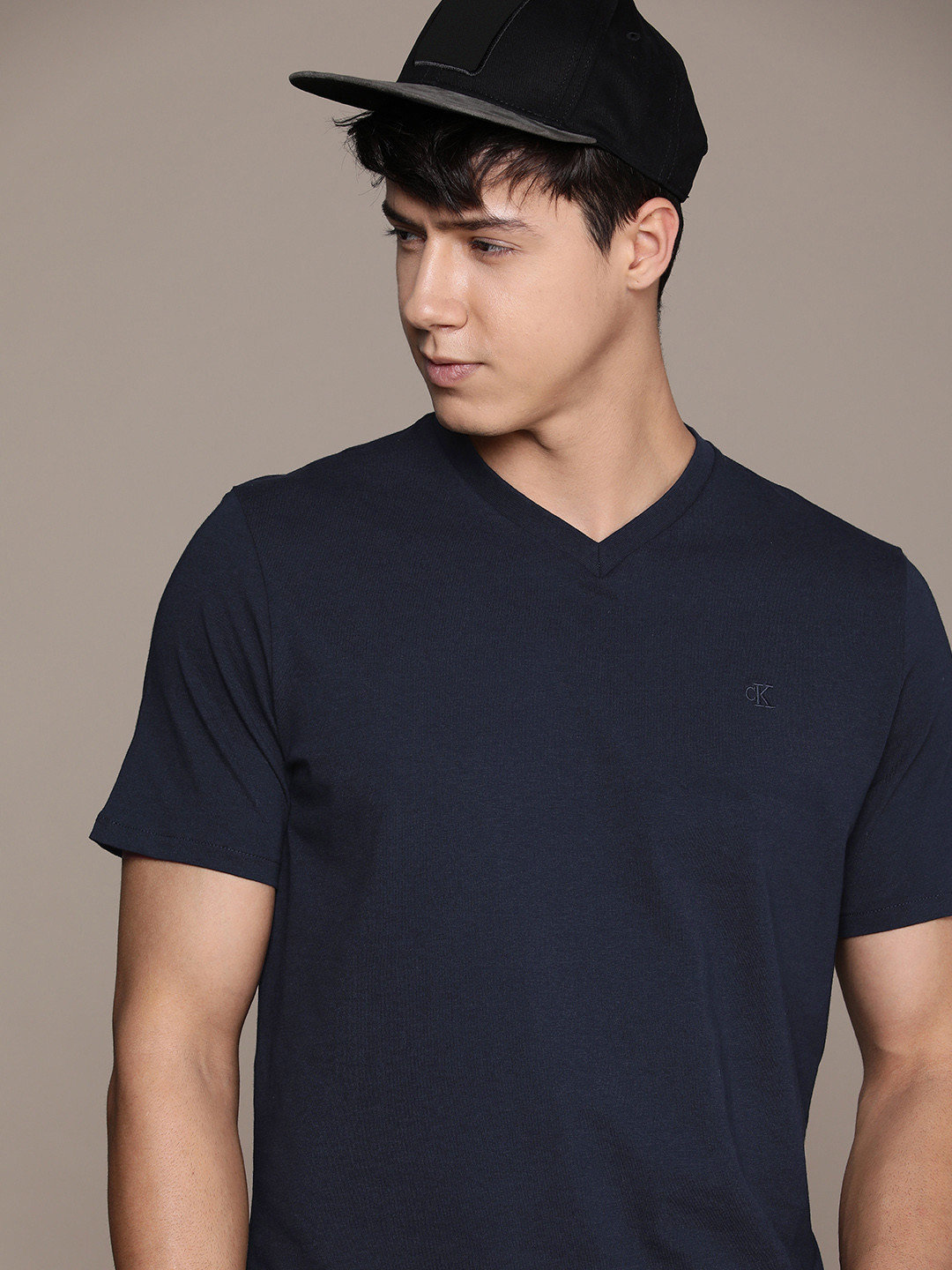 

Calvin Klein Jeans Men V-Neck Pure Cotton T-shirt, Navy blue