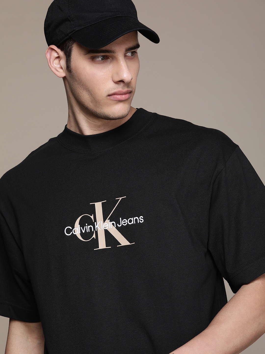 

Calvin Klein Jeans Men Pure Cotton Brand Logo Printed T-shirt, Black