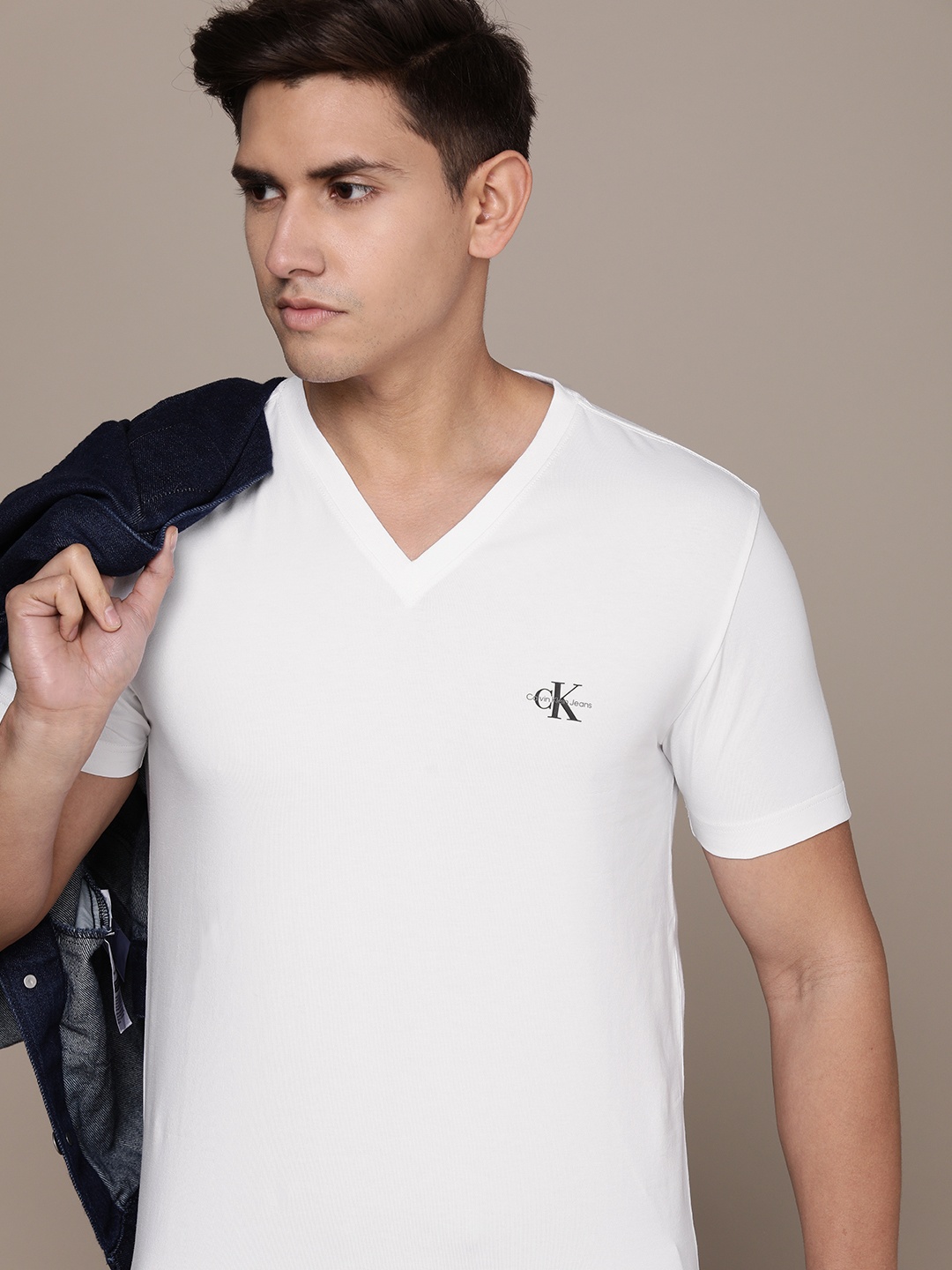 

Calvin Klein Jeans Men Brand Logo V-Neck Slim Fit T-shirt, White