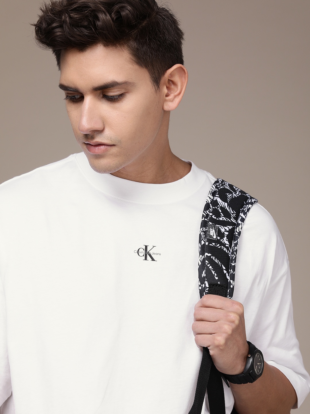 

Calvin Klein Jeans Men Drop-Shoulder Sleeves Pure Cotton T-shirt, White