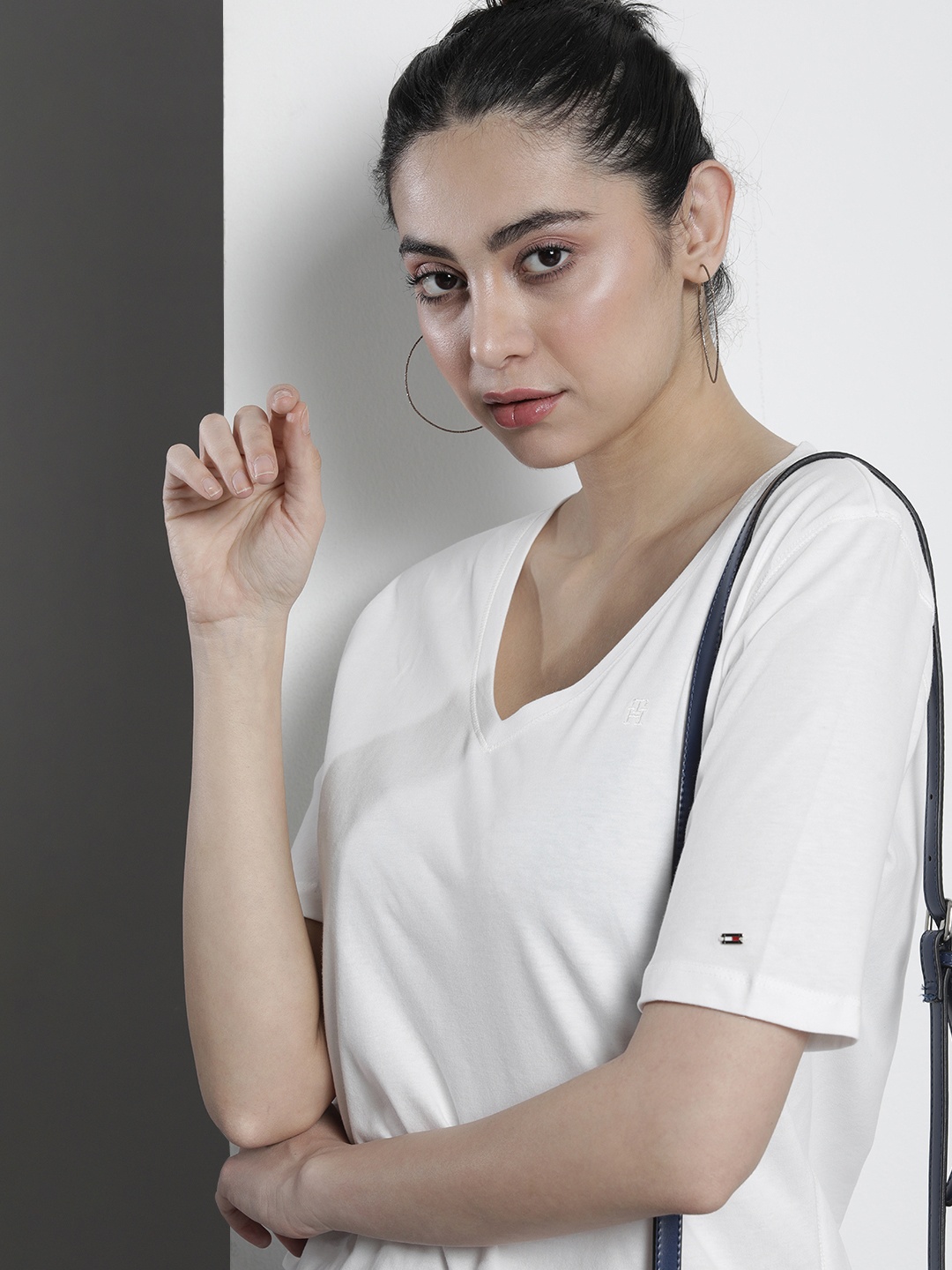 

Tommy Hilfiger Women V-Neck Pure Cotton Sustainable Relaxed T-shirt, White