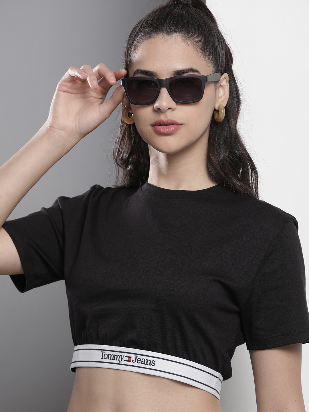 

Tommy Hilfiger Women Solid Organic Cotton T-shirt With Outer Elastic Hem Detail, Black