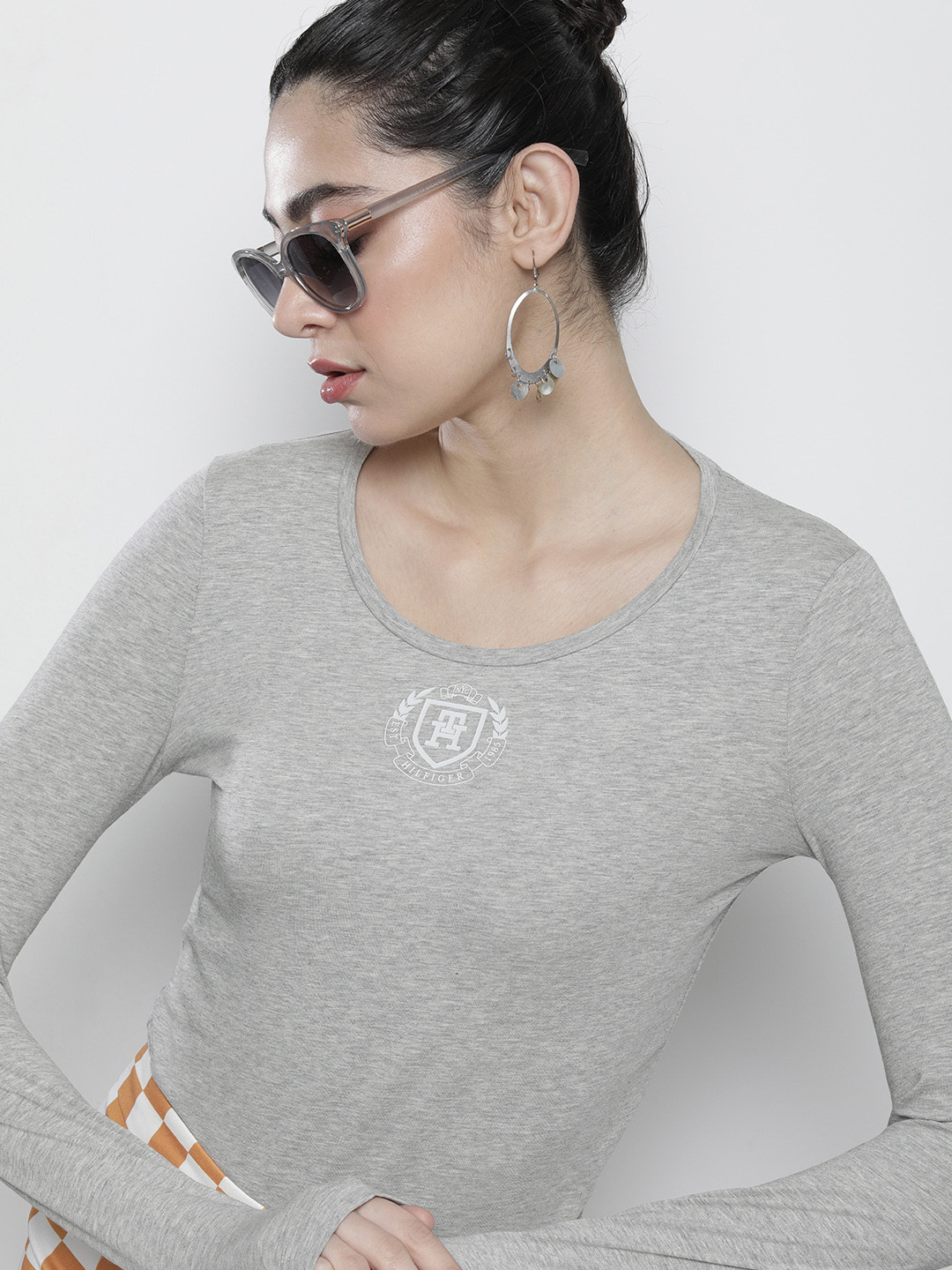 

Tommy Hilfiger Women Slim Fit T-shirt with Logo Print, Grey melange