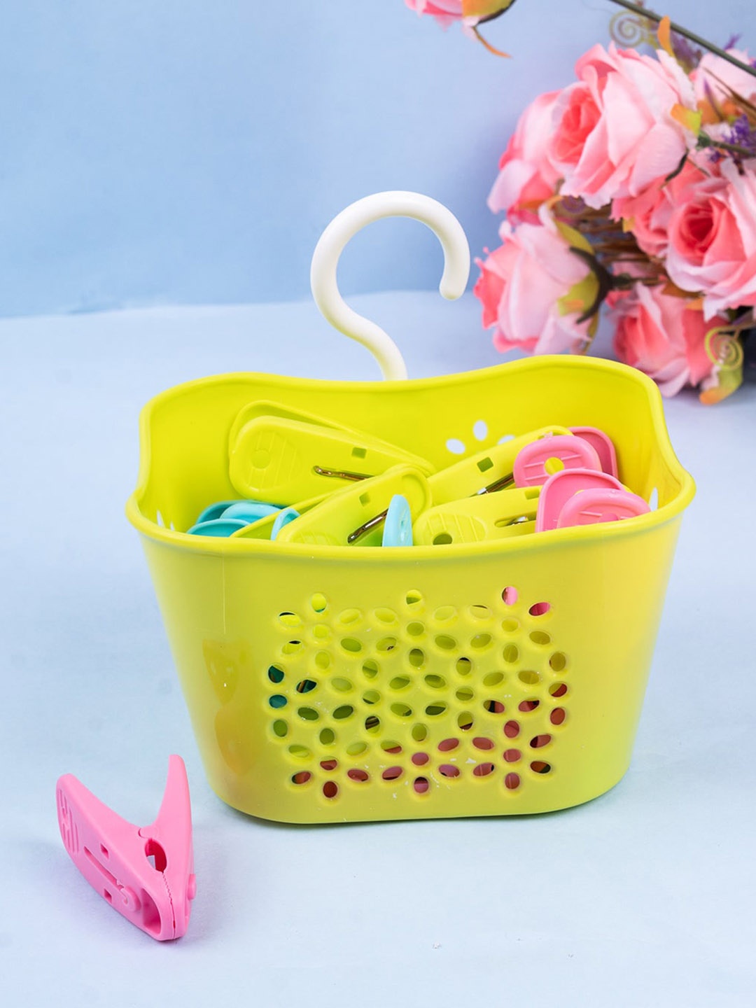 

MARKET99 Set Of 24 Cloth Clips With Basket Set, Yellow