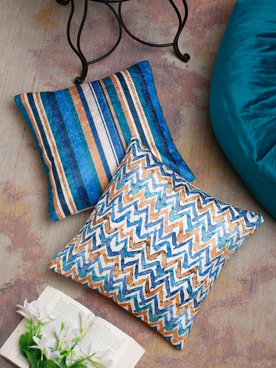 

SOKNACK Blue & White Set of 2 Geometric Velvet Square Cushion Covers