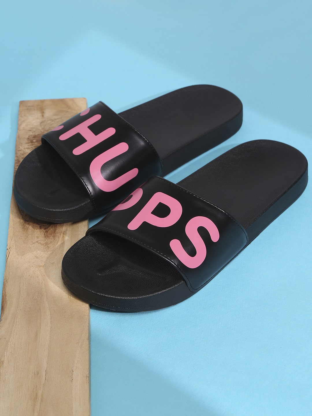 

CHUPPS Women Printed Rubber Thong Flip-Flops, Black