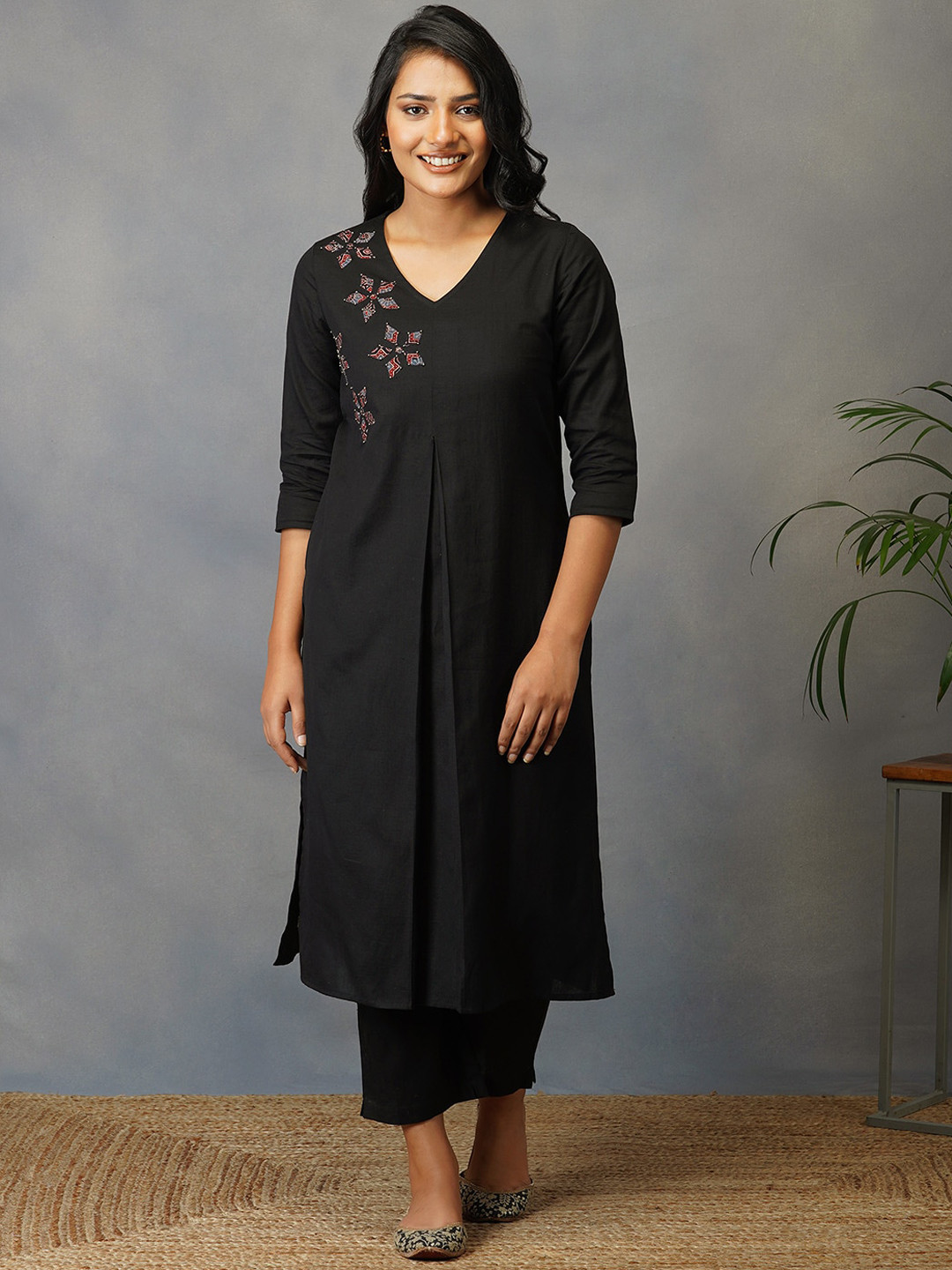 

AKISO Floral Embellished Patchwork Cotton Kurta, Black