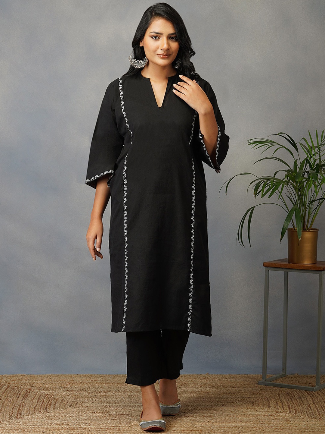 

AKISO Ethnic Motifs Embroidered Flared Sleeves Cotton Kurta, Black