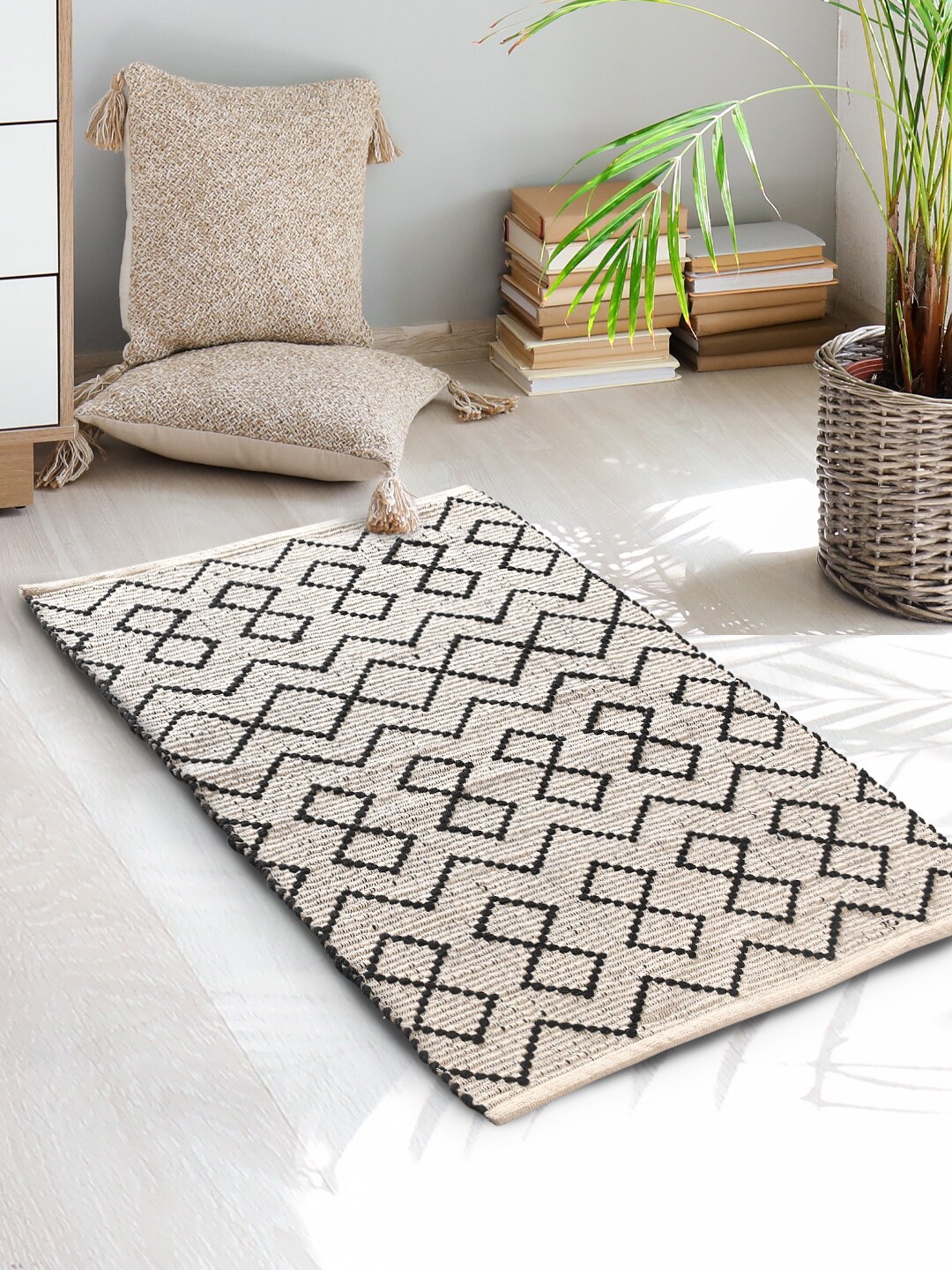 

SASHAA WORLD Black & Beige Geometric Printed Cotton Floor Mat