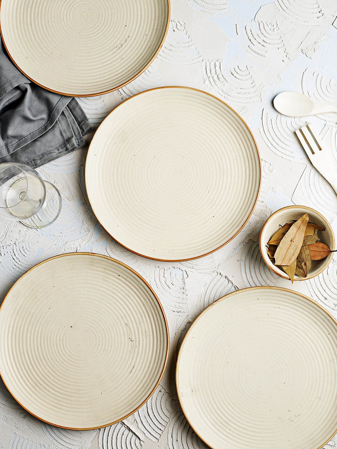 

MIAH Decor Off-White Set of 4 Handcrafted Ceramic Quarter Plates
