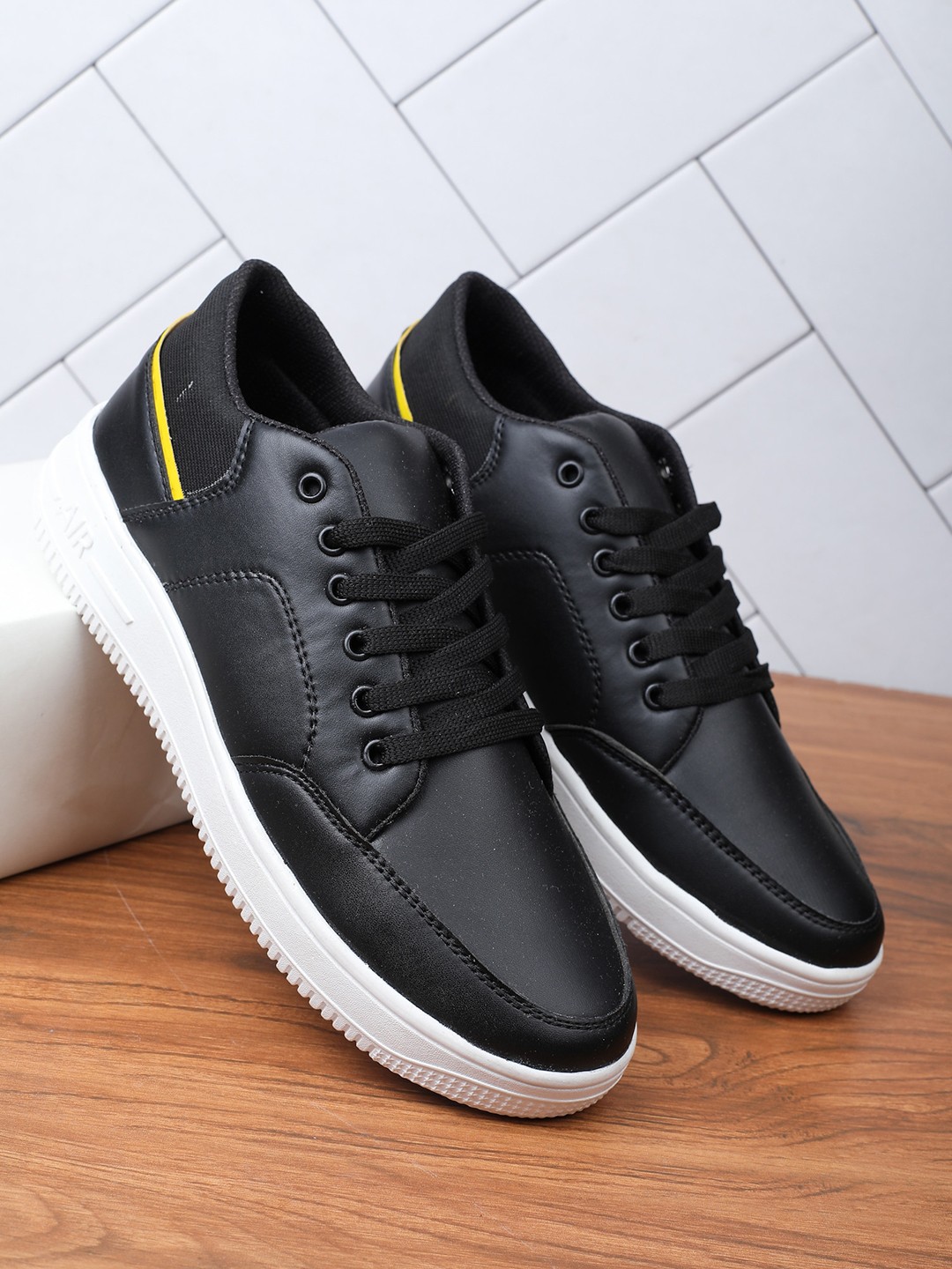 

BOOTCO Men Sneakers, Black