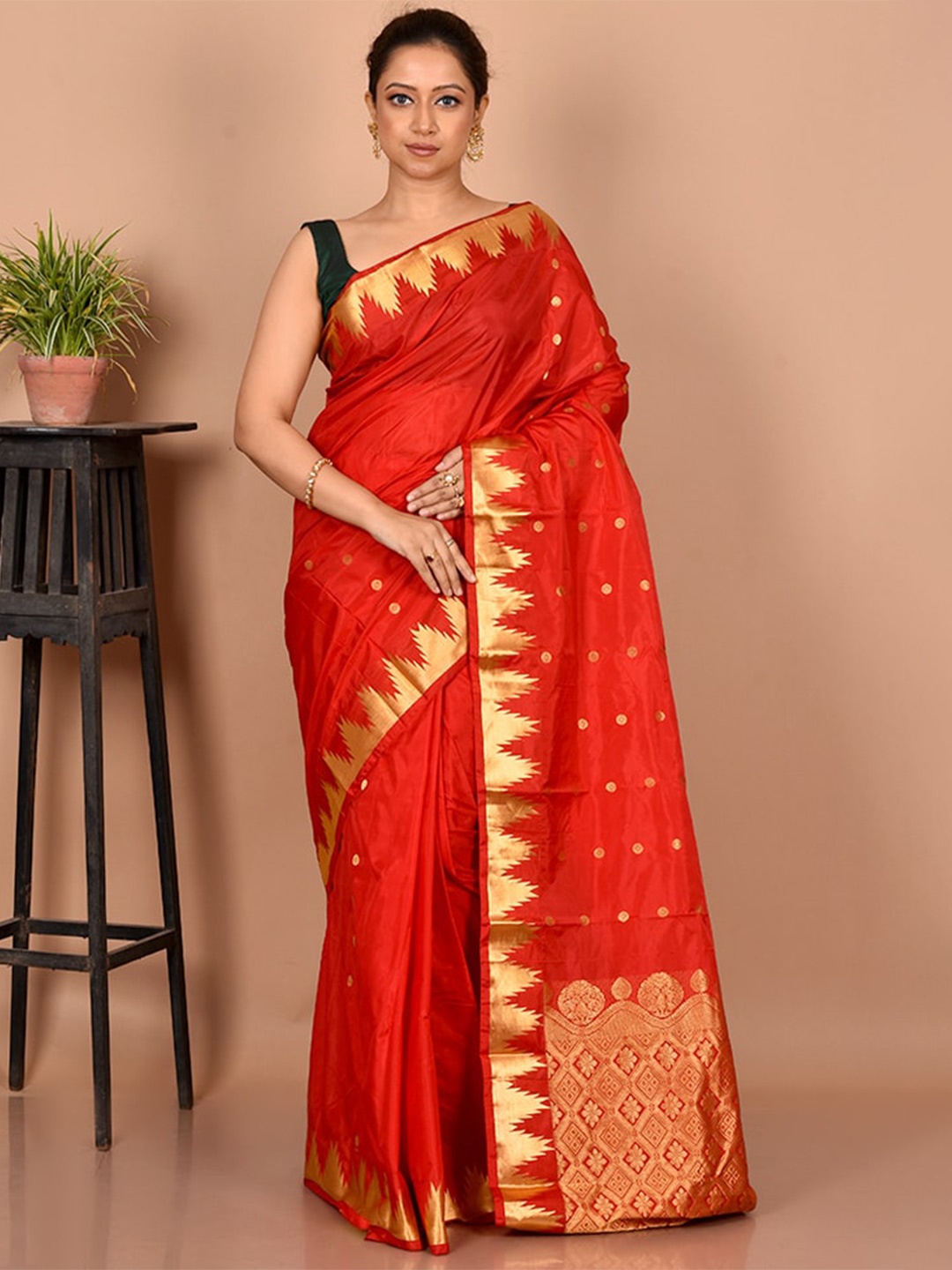 

AllSilks Red & Gold-Toned Woven Design Zari Silk Blend Kanjeevaram Saree