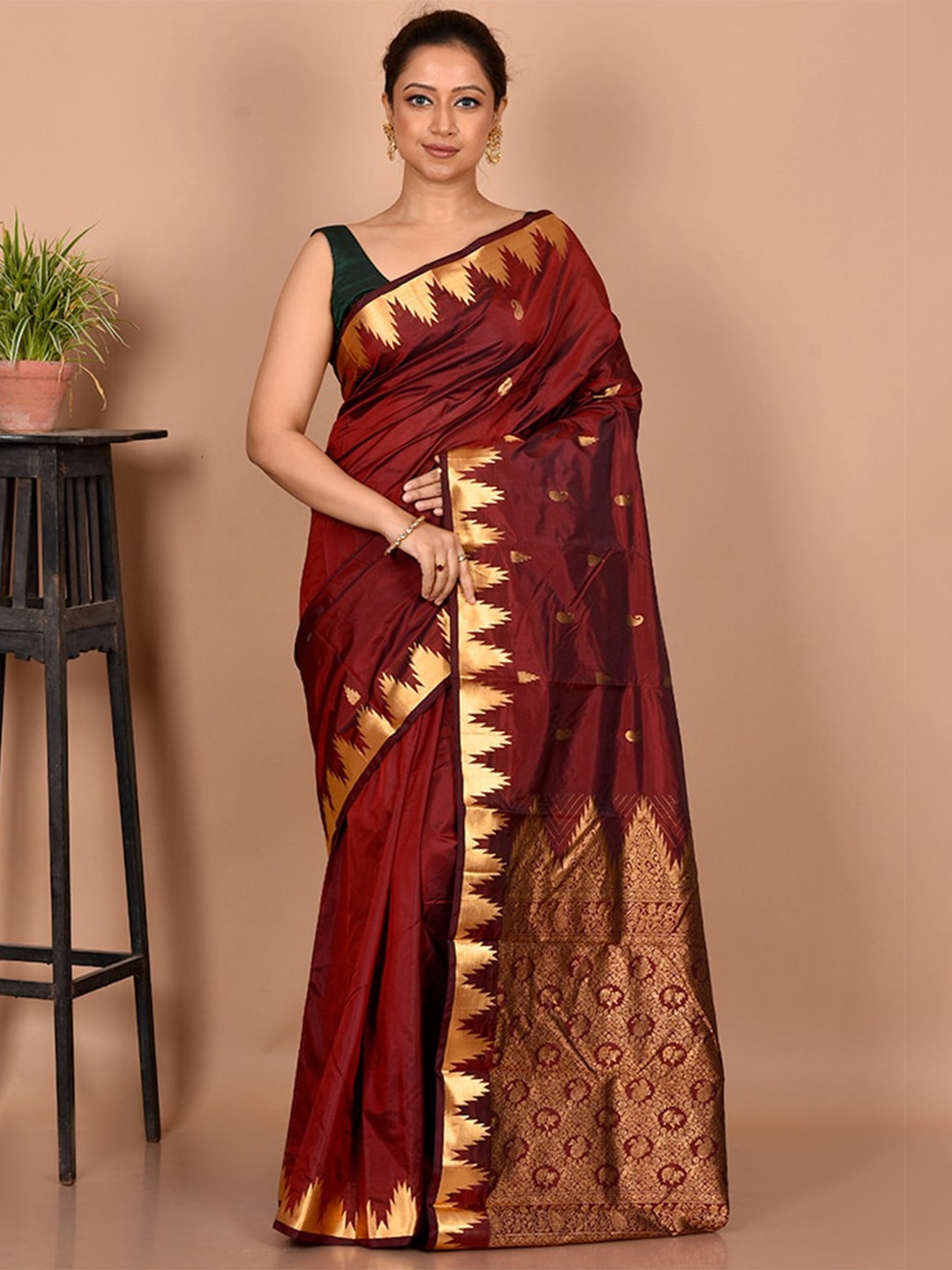 

AllSilks Maroon & Gold-Toned Woven Design Zari Silk Blend Kanjeevaram Saree