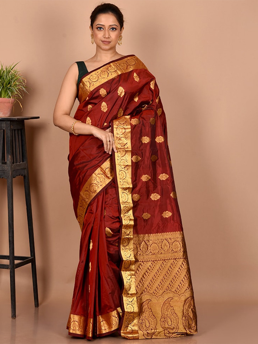 

AllSilks Maroon & Gold-Toned Woven Design Zari Silk Blend Kanjeevaram Saree