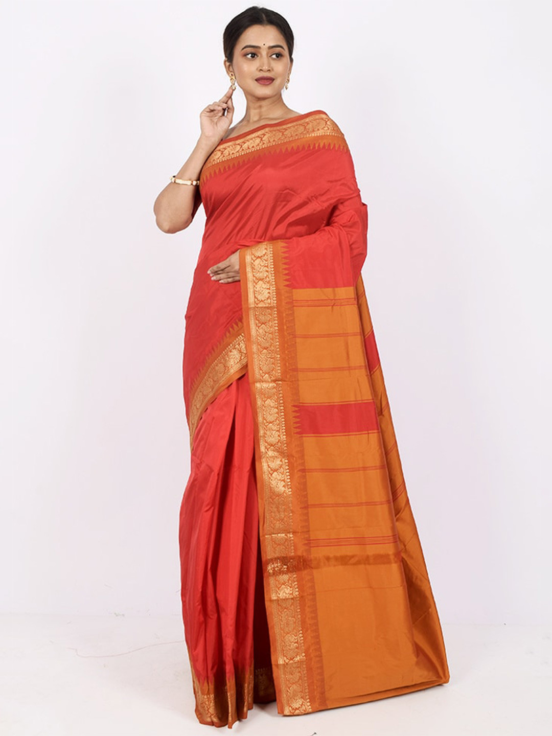 

AllSilks Red & Gold-Toned Zari Silk Blend Kanjeevaram Saree
