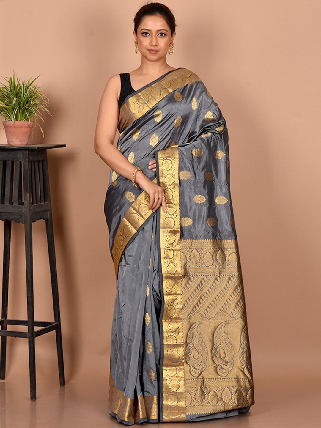 

AllSilks Grey & Gold-Toned Woven Design Zari Silk Blend Kanjeevaram Saree
