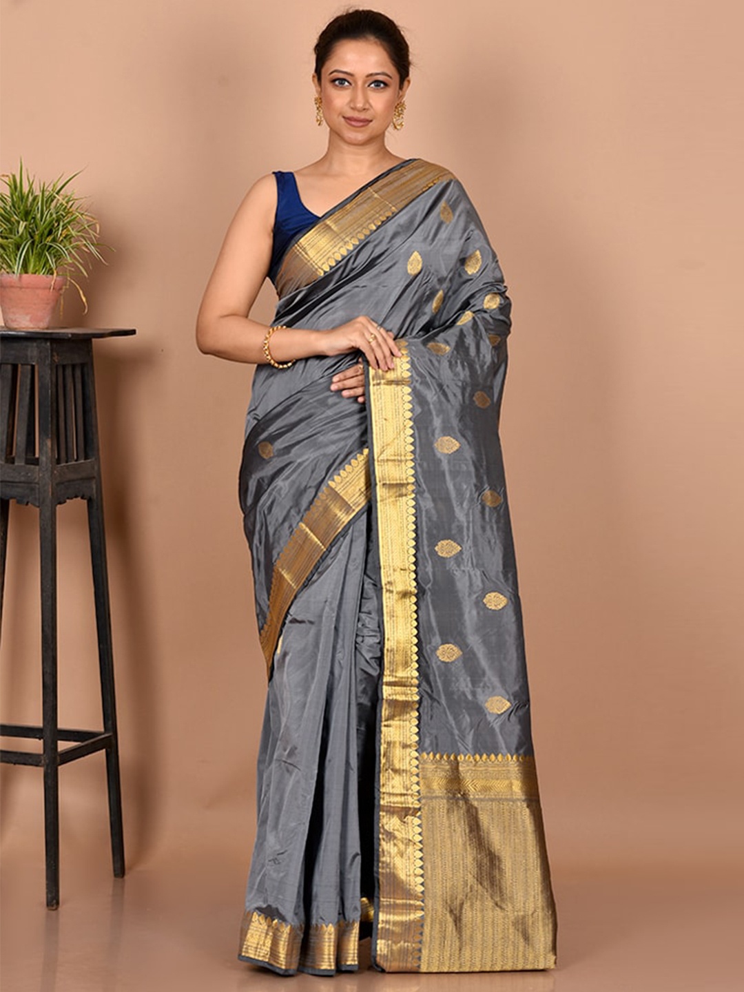 

AllSilks Grey & Gold-Toned Woven Design Zari Silk Blend Kanjeevaram Saree