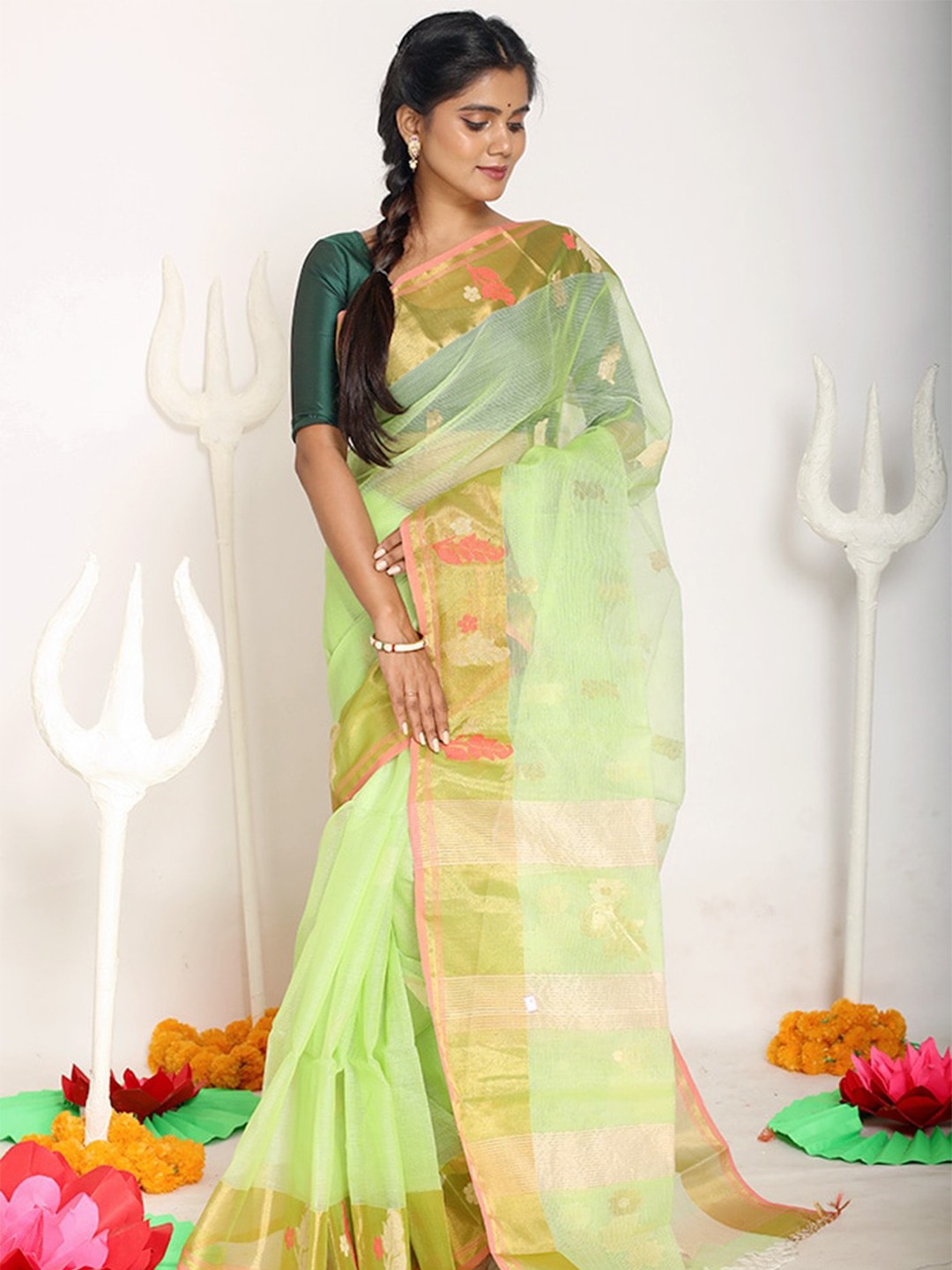 

AllSilks Green & Gold-Toned Woven Design Silk Blend Saree