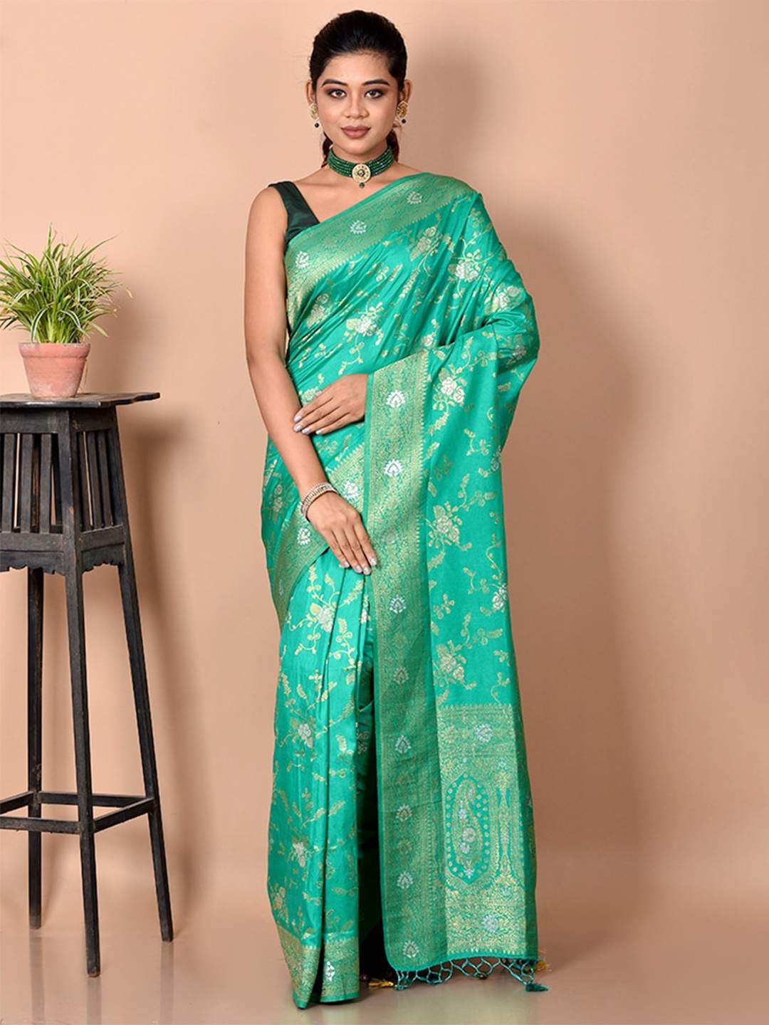 

AllSilks Green & Gold-Toned Woven Design Zari Silk Blend Saree