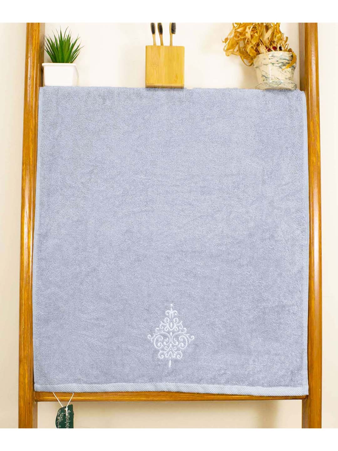 

RANGOLI Grey & White Self Design 600 GSM Organic Royal Bamboo Bath Towel
