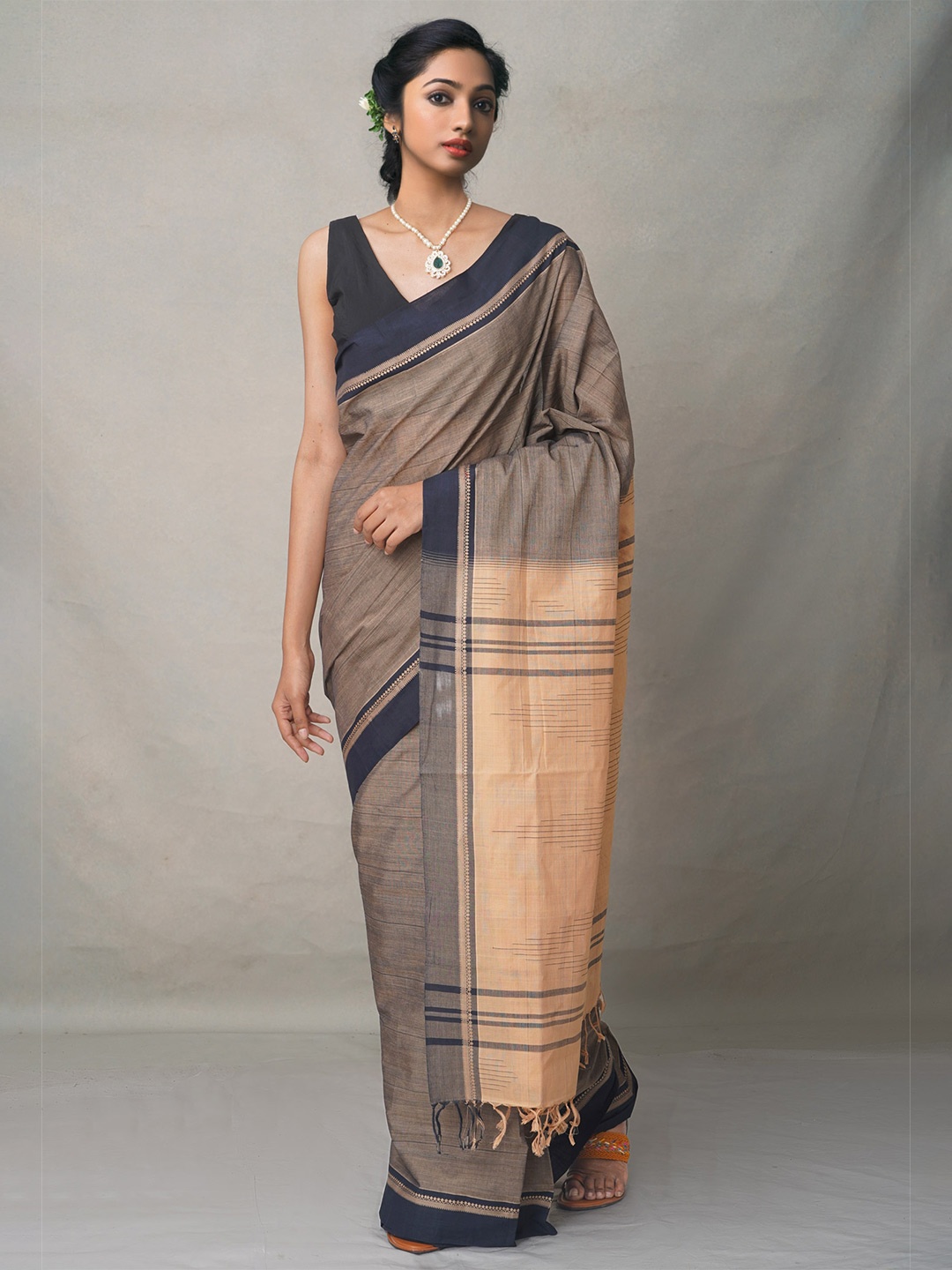 

Unnati SilksWoven Design Pure Cotton Bhagalpuri Saree, Grey