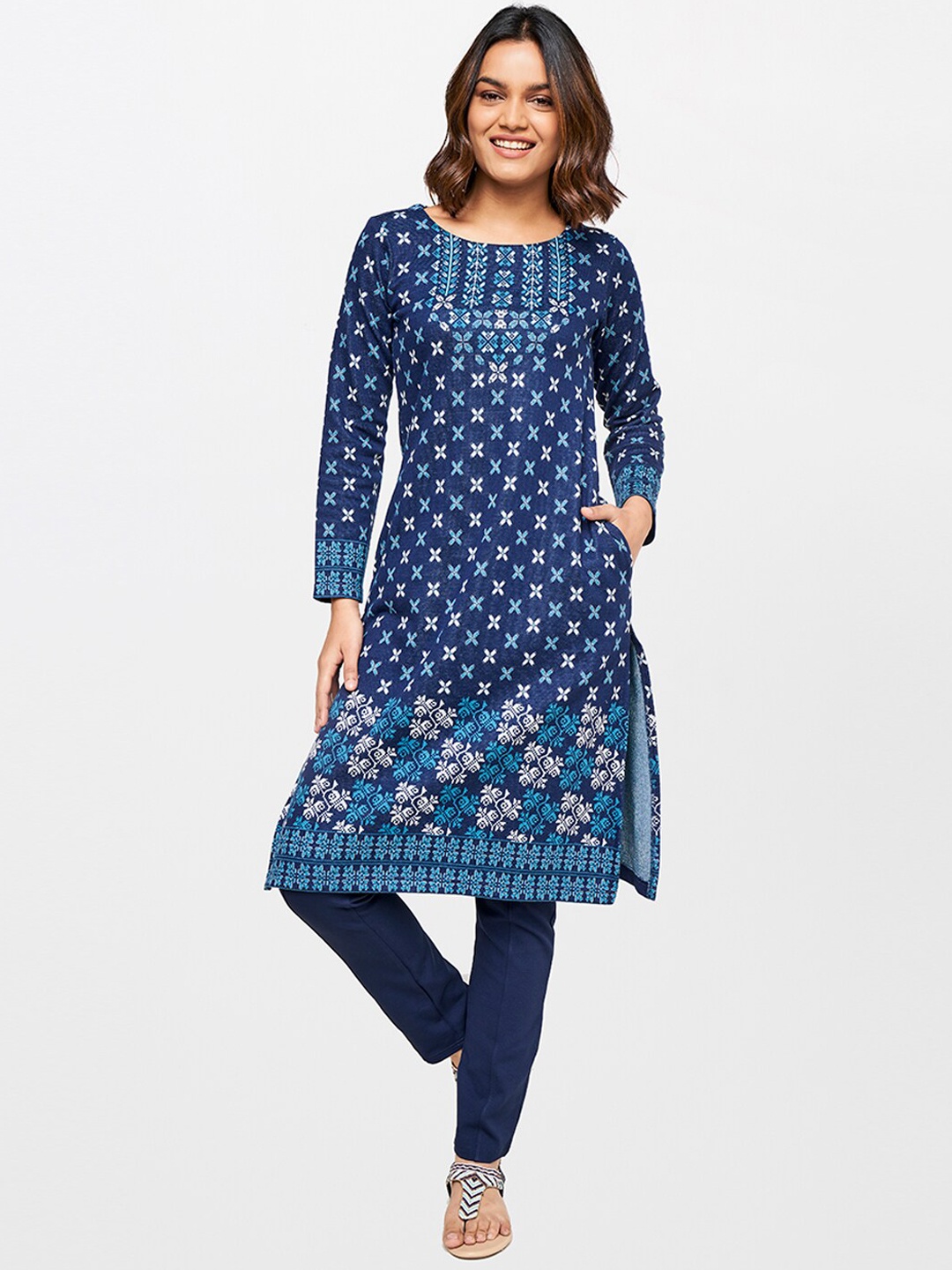 

Global Desi Women Blue Floral Thread Work Kurta