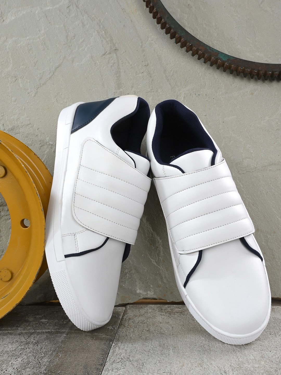 

Roadster Men Lightweight Lace-Ups Sneakers, White
